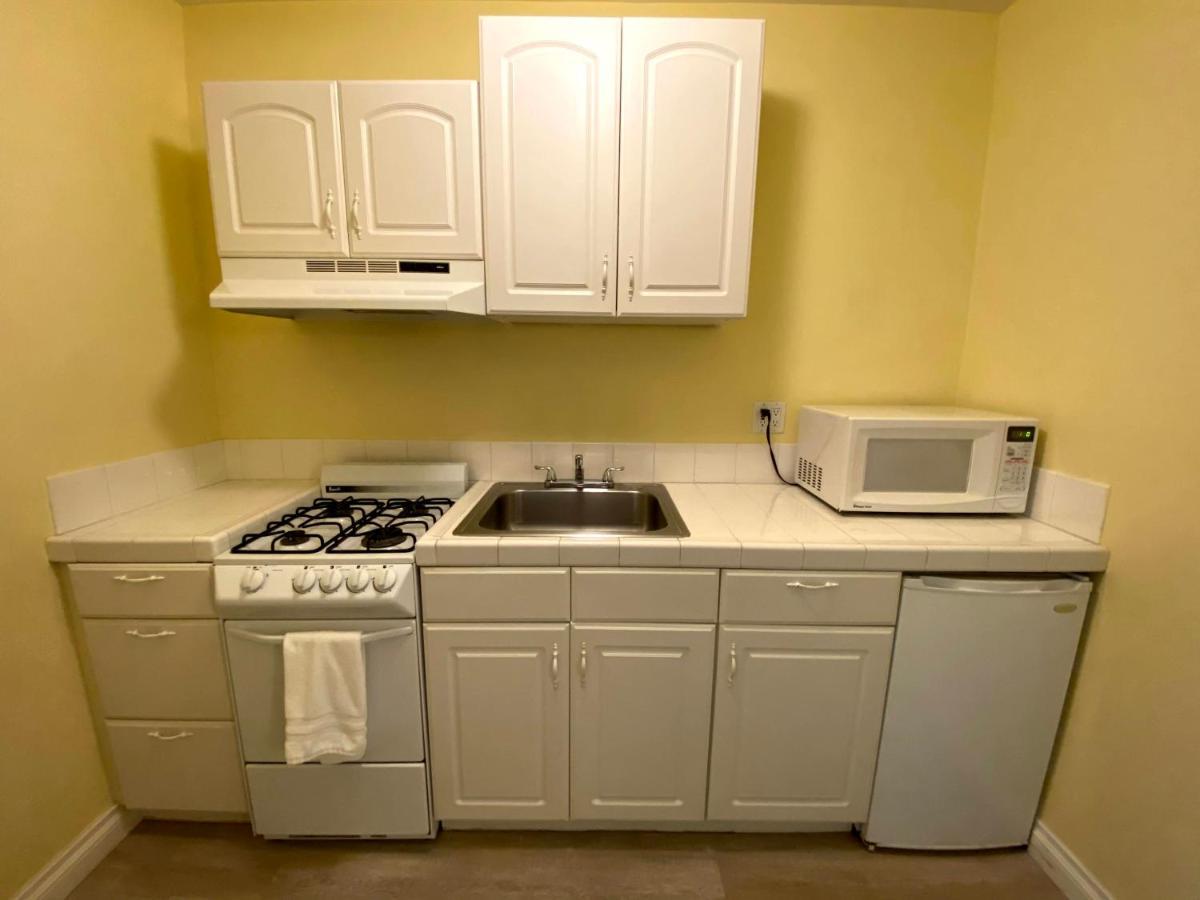 Executive Two Queen Kitchen,1210969912:JPEG
