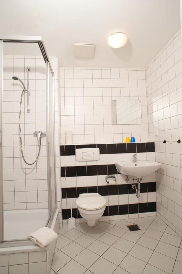 Single Room Bathroom,1012372396:JPEG