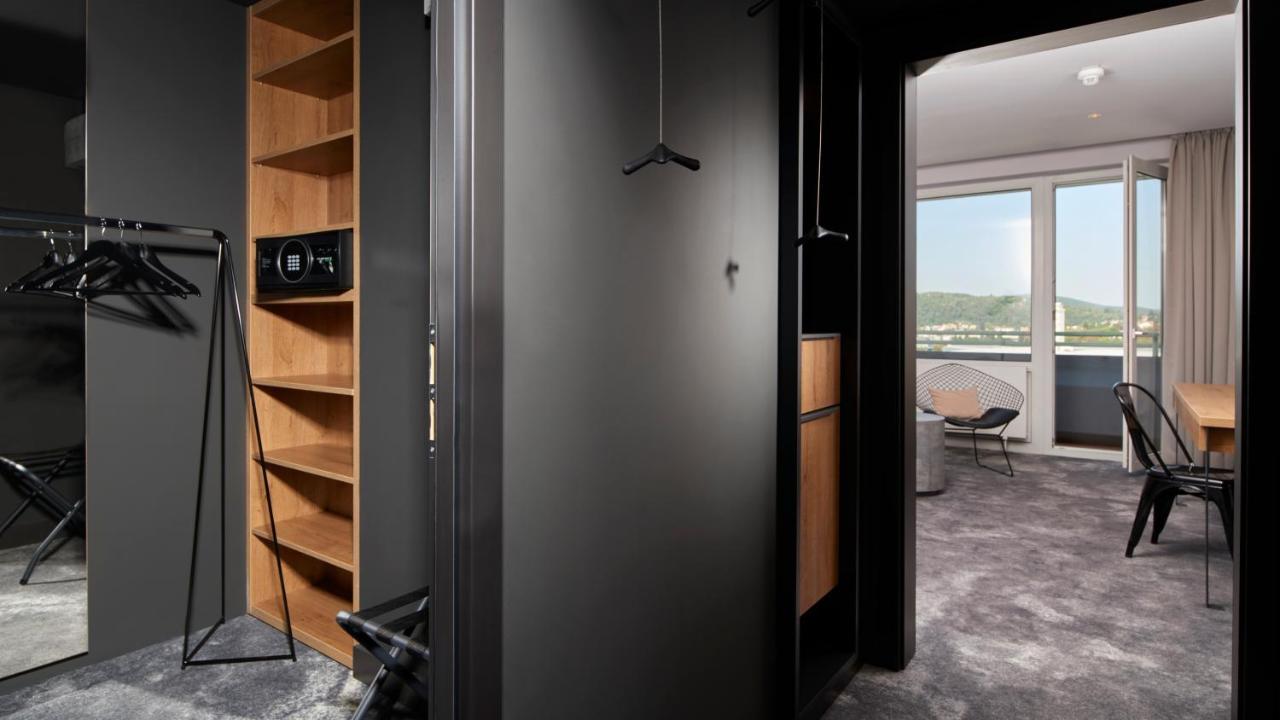 Executive Suite,1026260968:JPEG