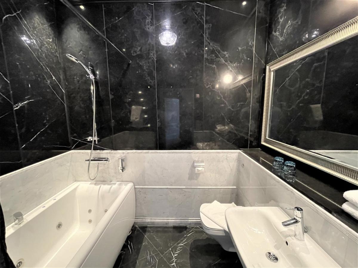 Deluxe Double Room with Jetted Tub