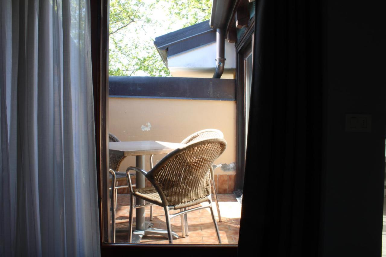 One-Bedroom Apartment Balcony Attic,1114575768:JPEG