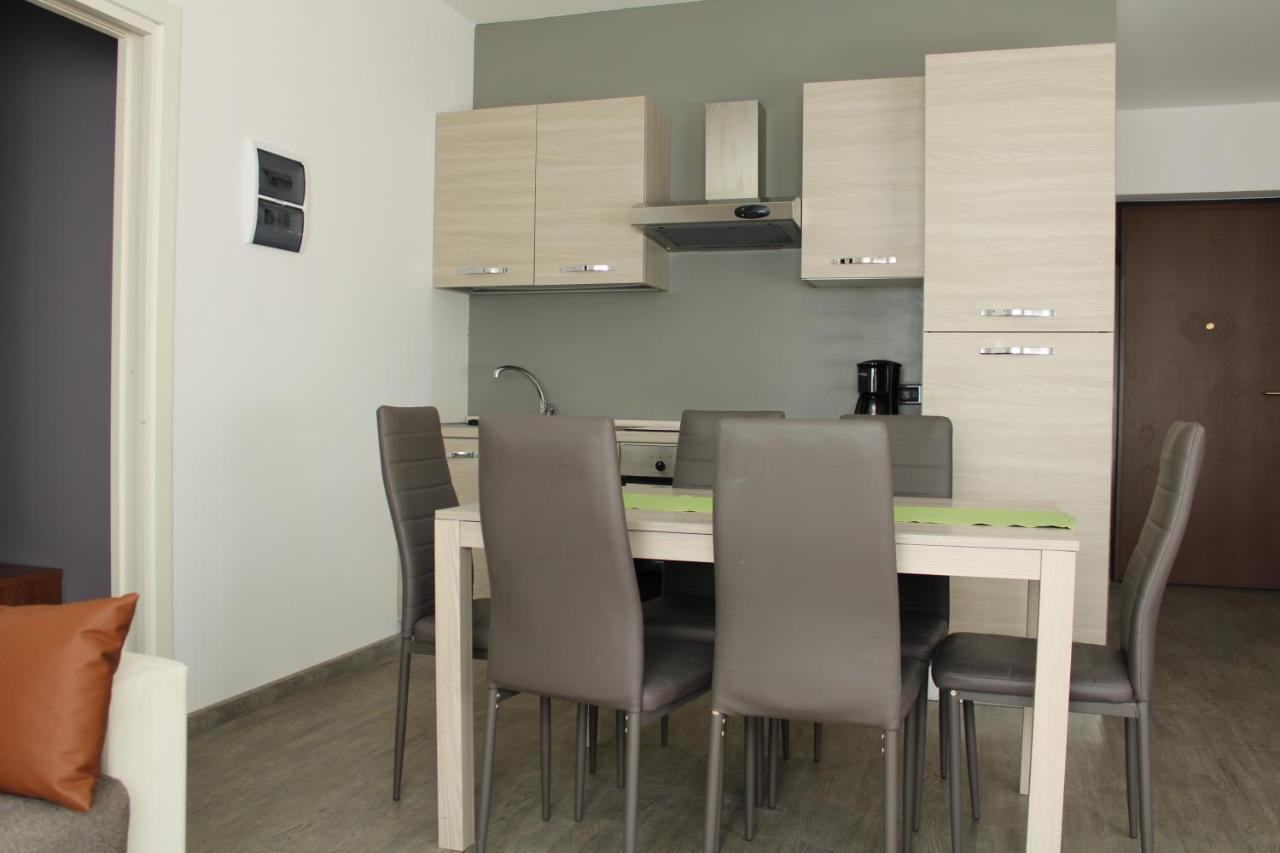 One-Bedroom Apartment Balcony,813164613:JPEG