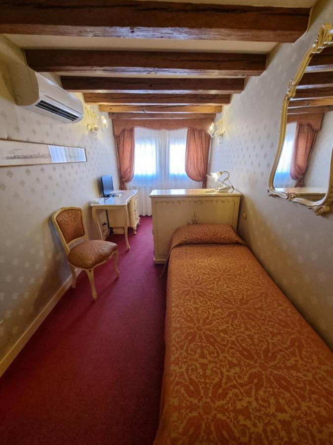 Budget Twin Room,1274540443:JPEG