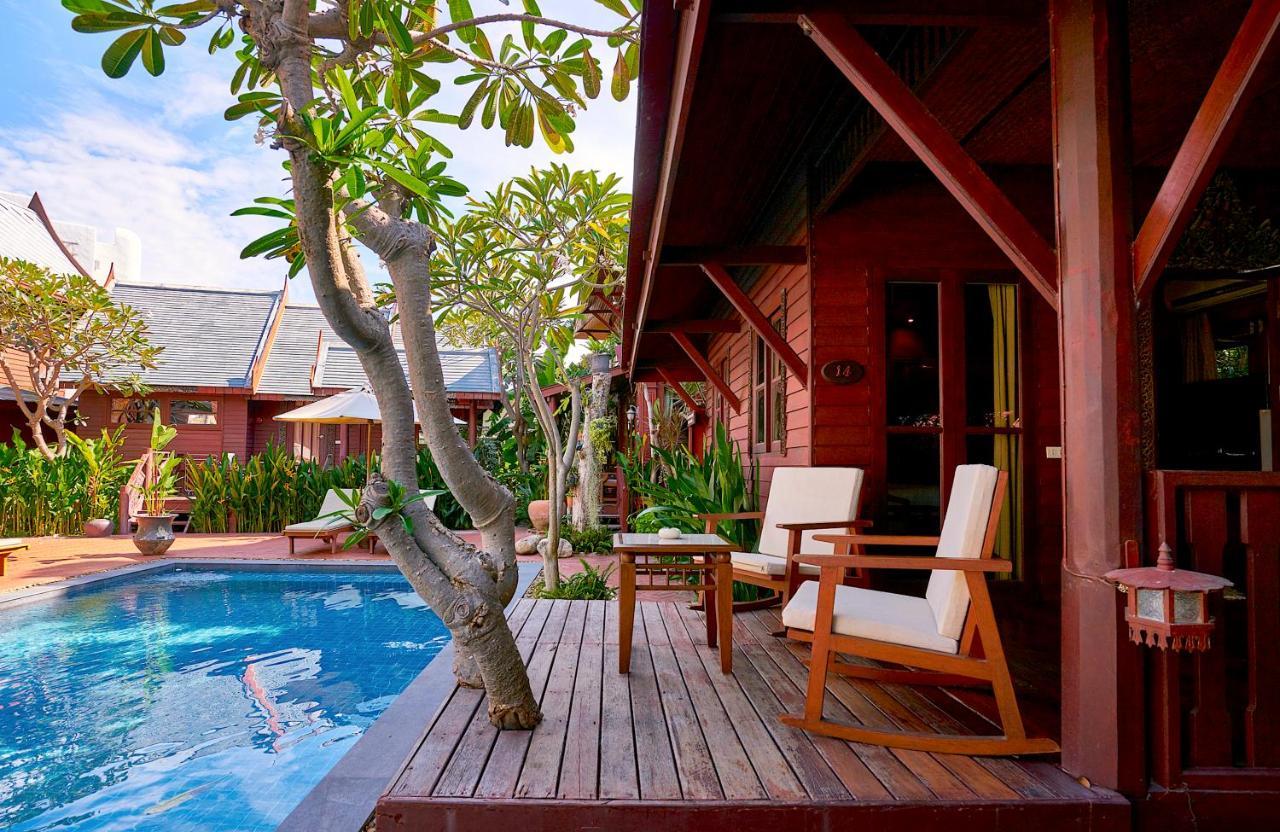 Villa Poolside
