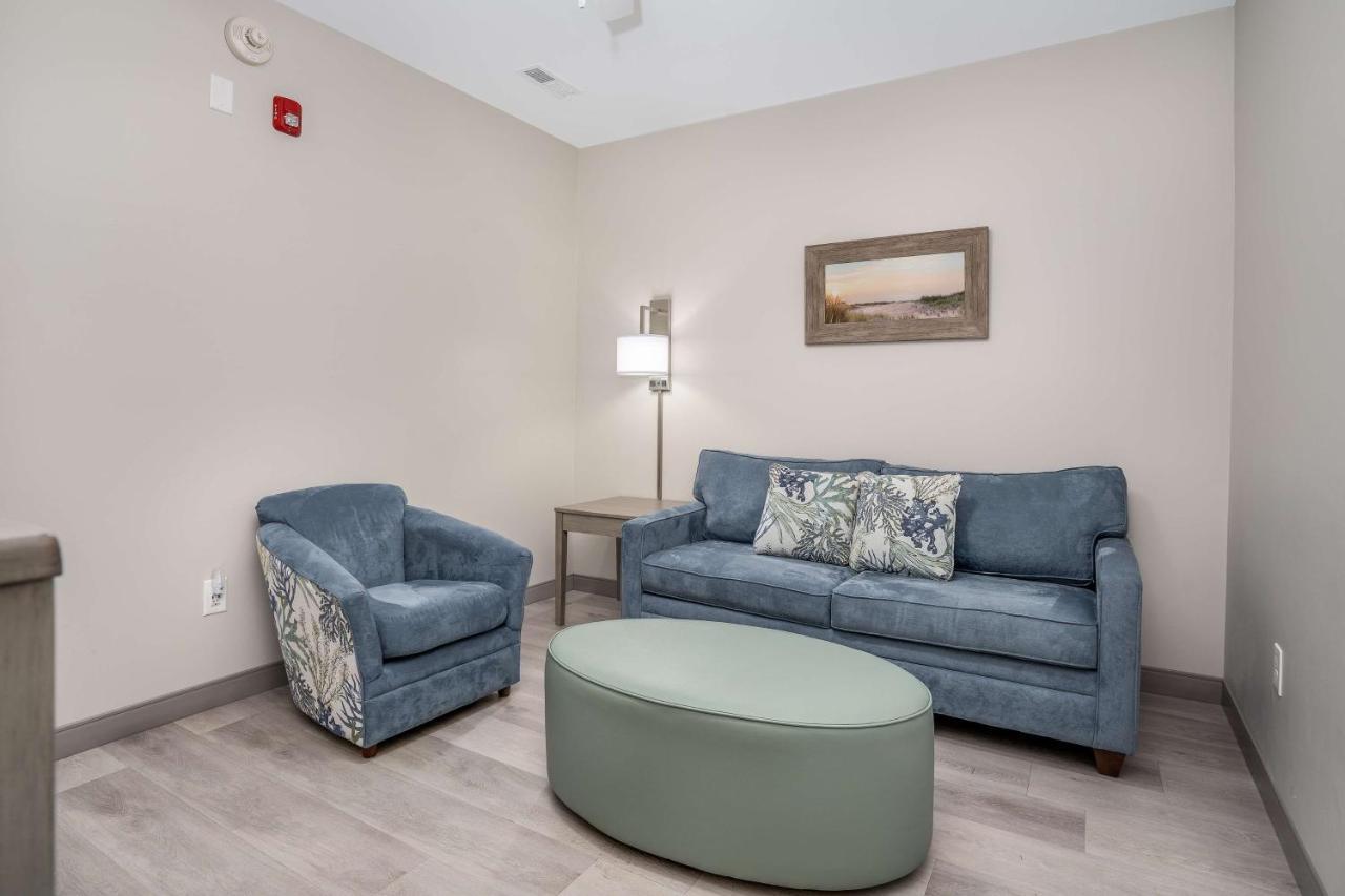 One-Bedroom King Suite with Bath Tub and Living Room - Disability/Non-Smoking,1196518657:JPEG