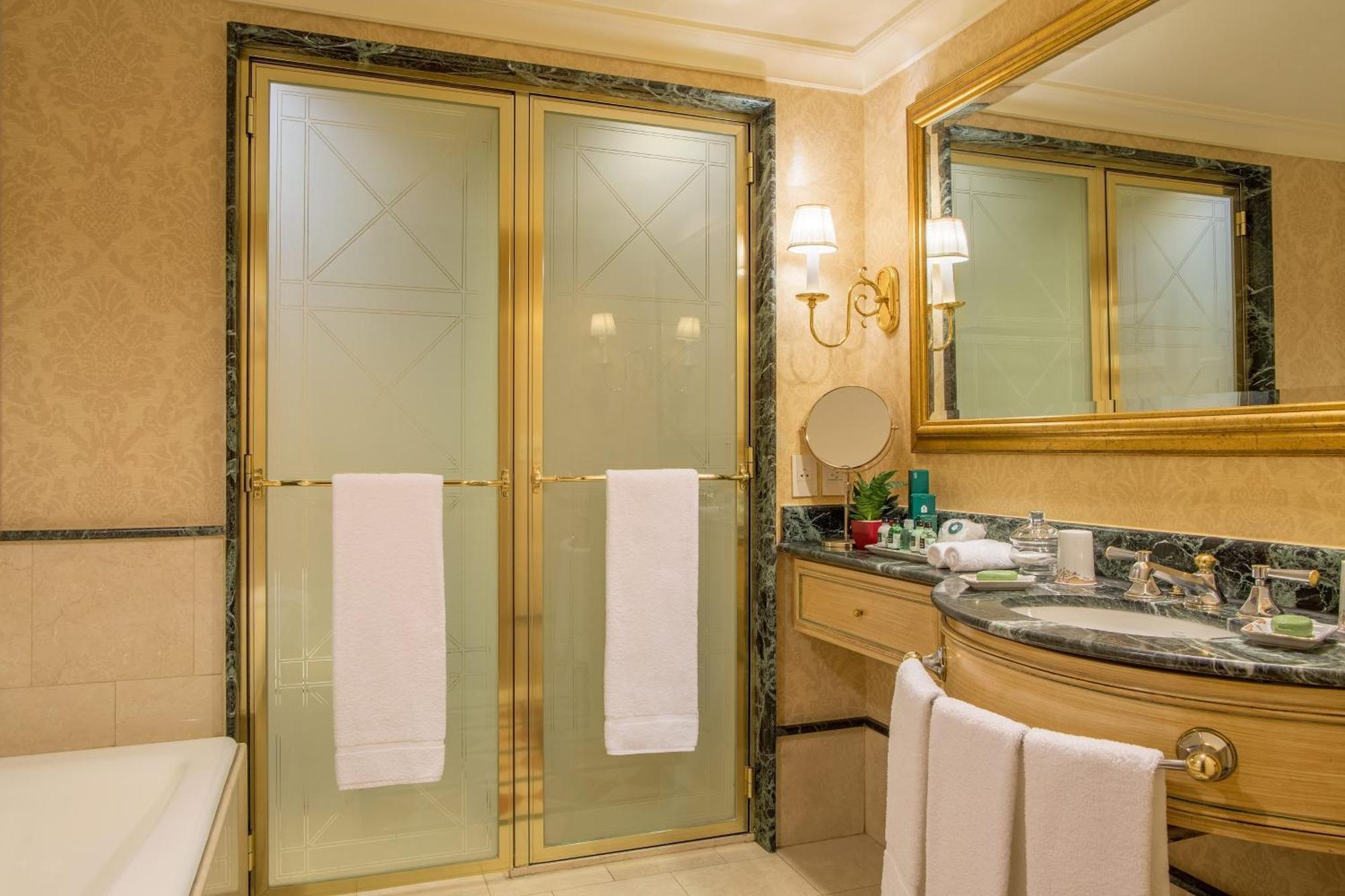 One-Bedroom Corner King Suite