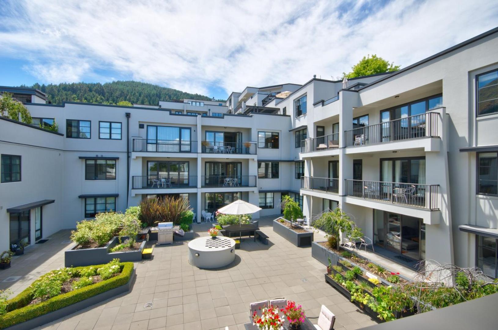 Three-Bedroom Apartment Courtyard,1039964389:JPEG