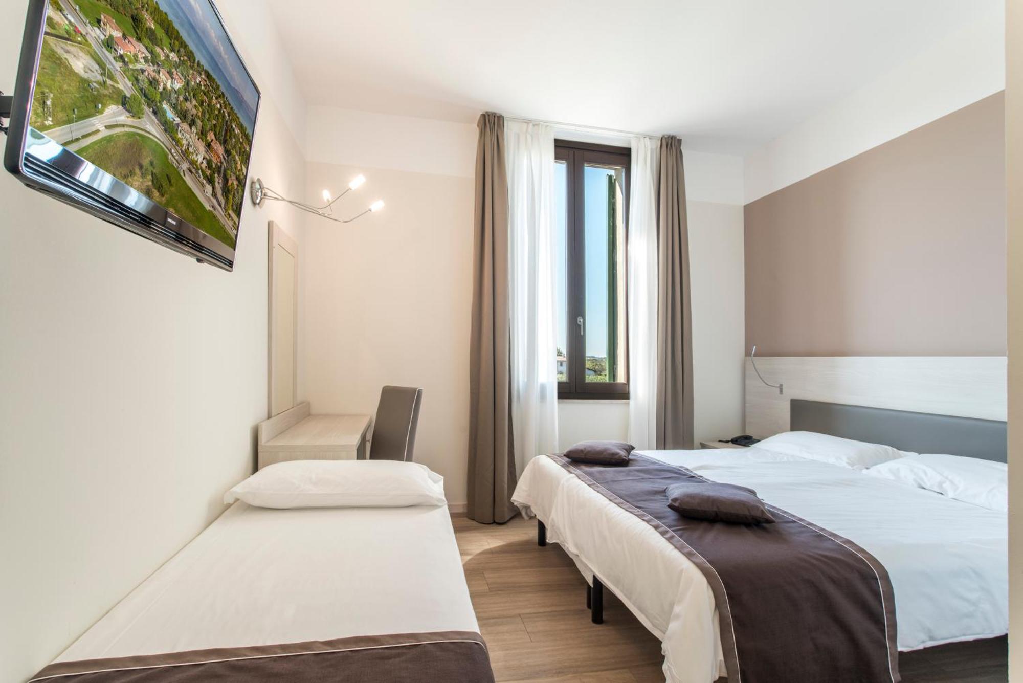 Standard Triple Room,1213986823:JPEG