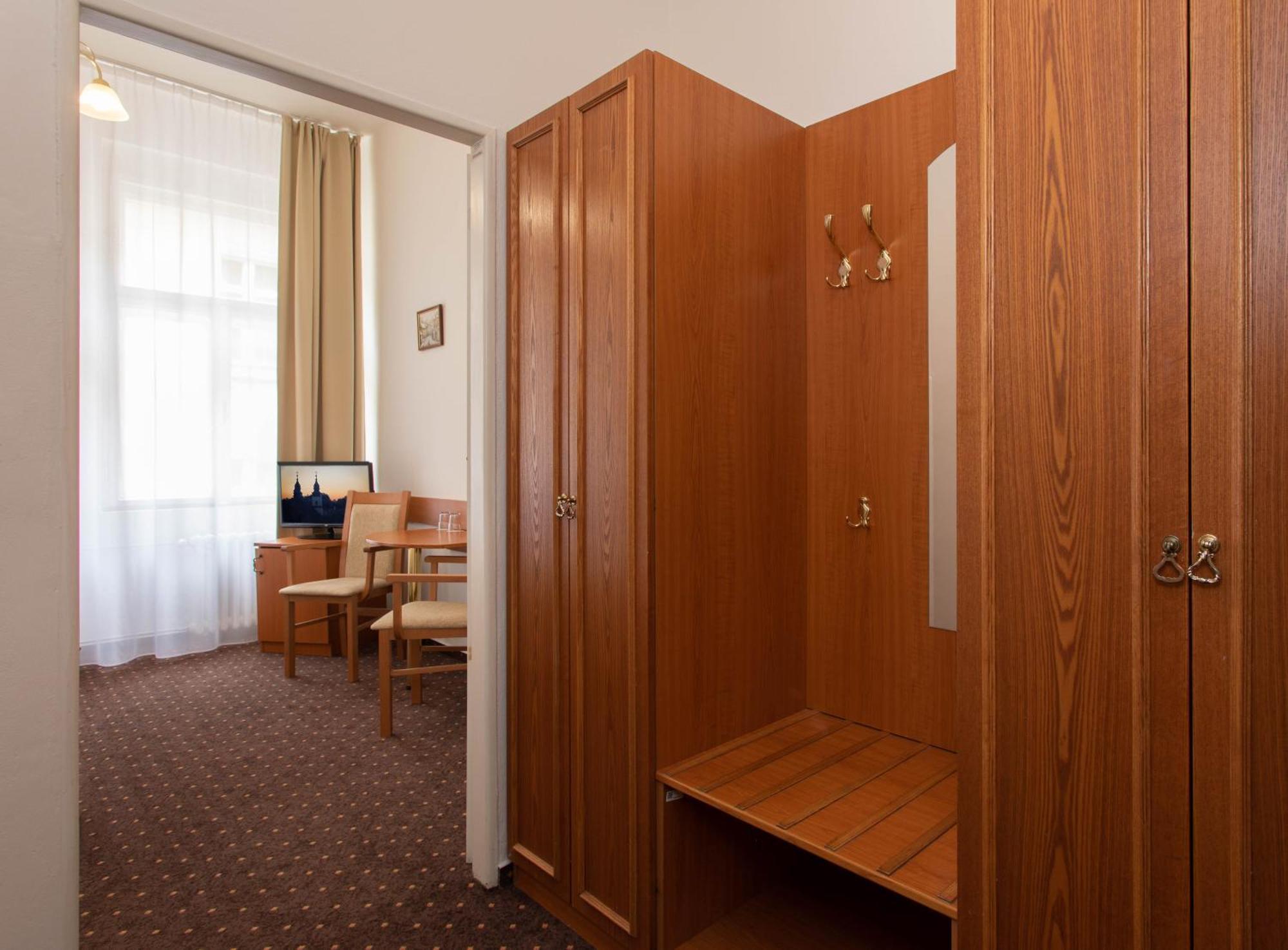 Triple Room Bathroom,1239935446:JPEG