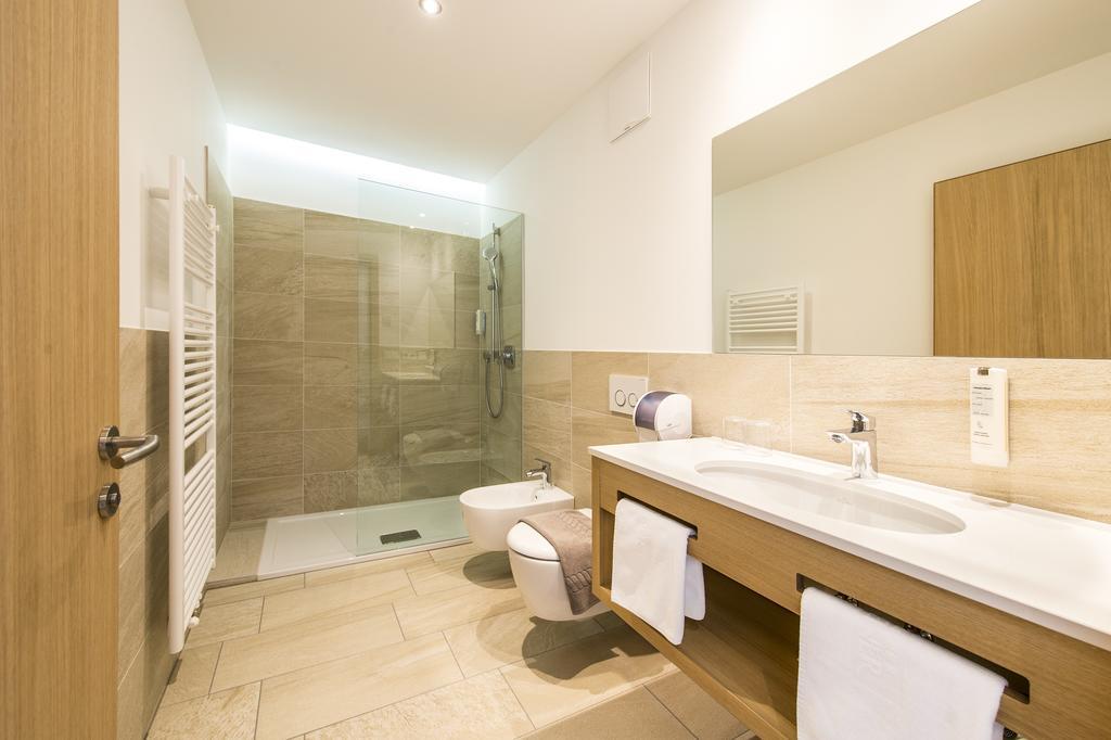 Double Room with Street View,124582704:JPEG