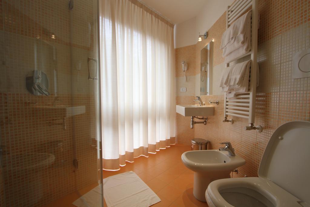 Small Double Room,642615771:JPEG