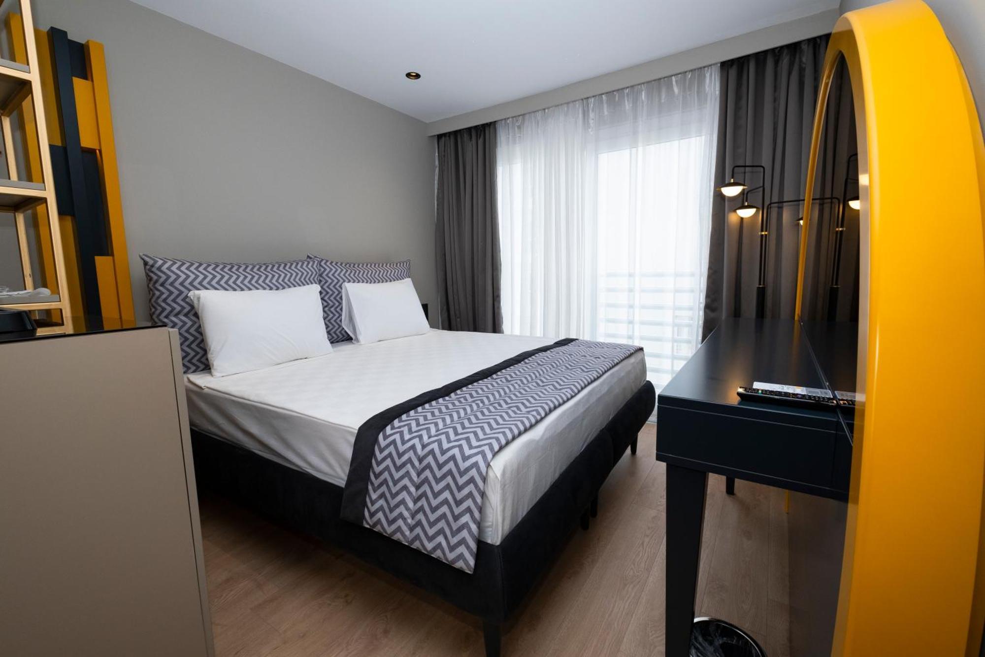 Double or Twin Room with Partial Sea View,1538069824:JPEG
