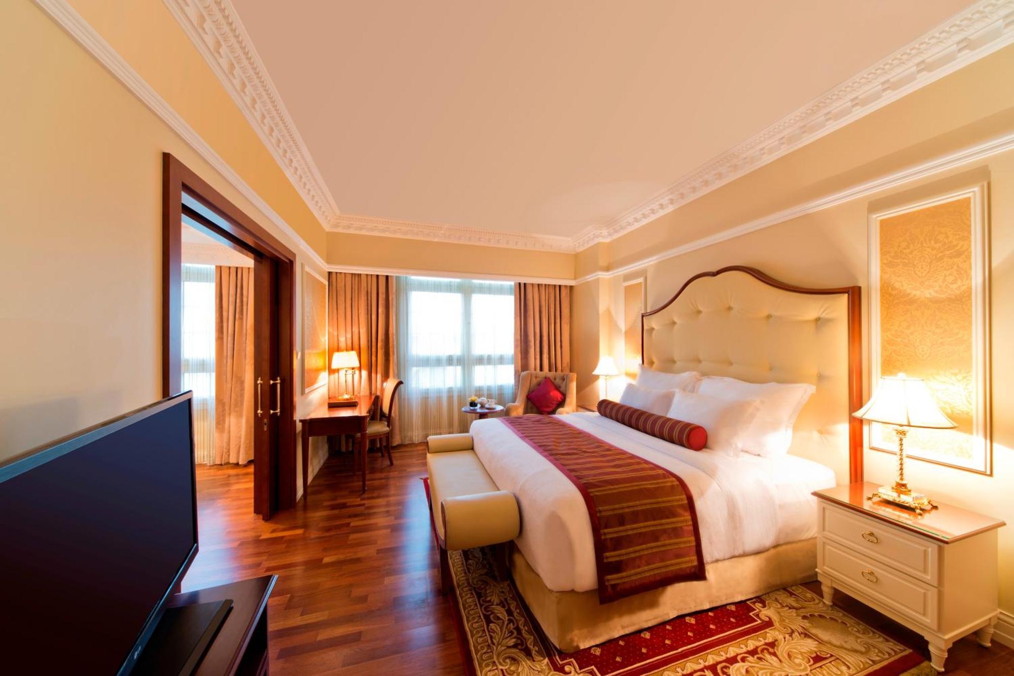Executive Suite,1278379033:JPEG