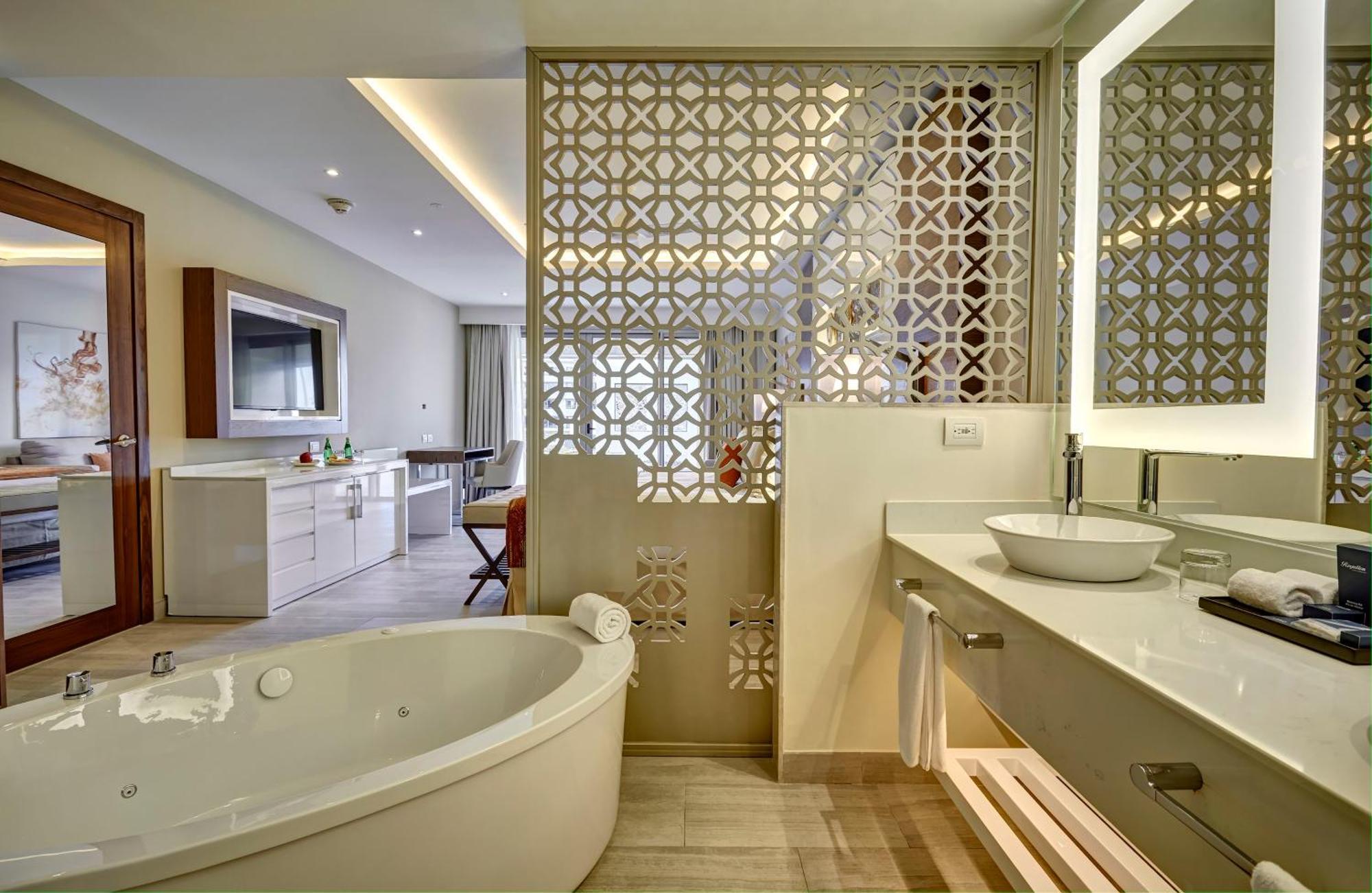 Luxury Junior Suite,1279868422:JPEG