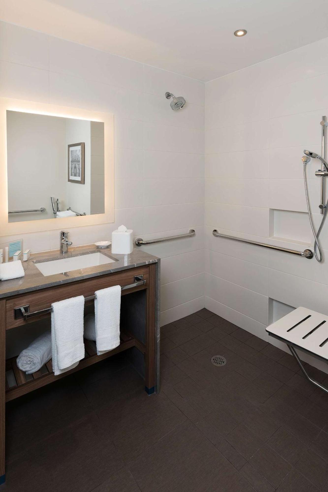 Queen Room Roll Shower Disability Access or Non-Smoking,1551226945:JPEG