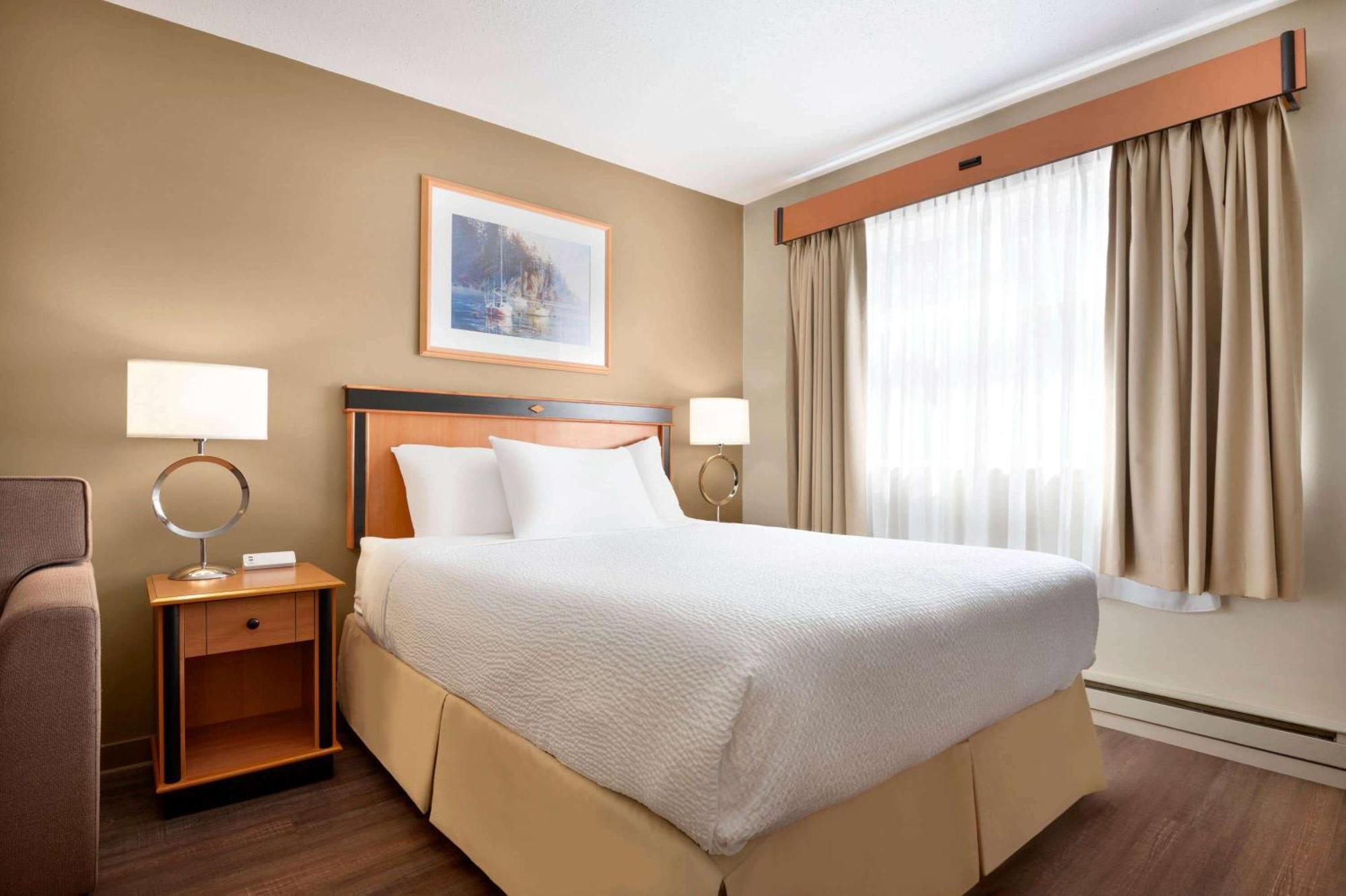 Queen Room (Pool Level) - Pet-Friendly