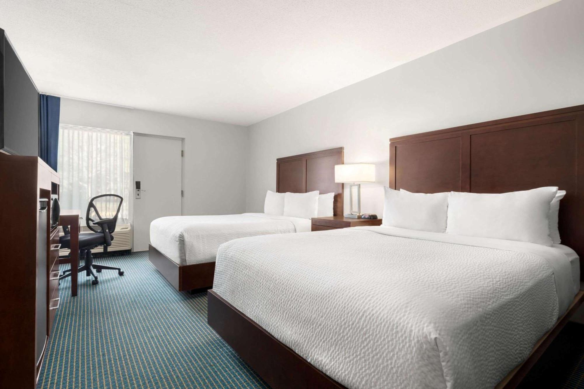 Premium Queen Room - Non-Smoking, Exterior Corridor,1283057902:JPEG