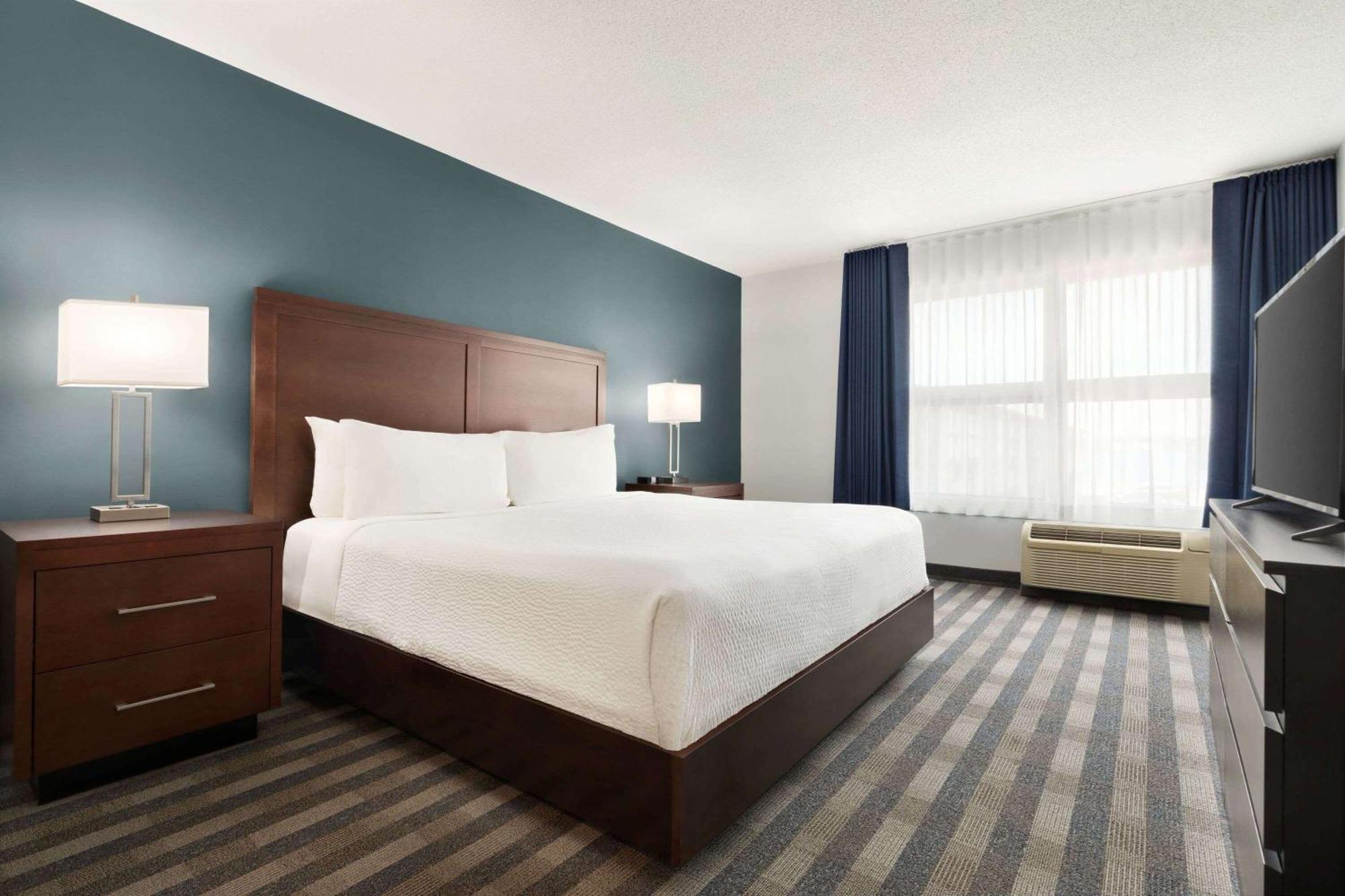 One-Bedroom Suite with Water View - Non-Smoking,1283058112:JPEG