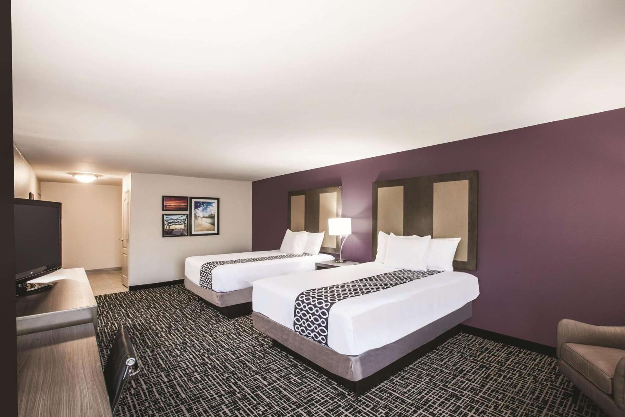 Queen Room Two Queen Beds Mobility Access or Non-Smoking,1713948197:JPEG