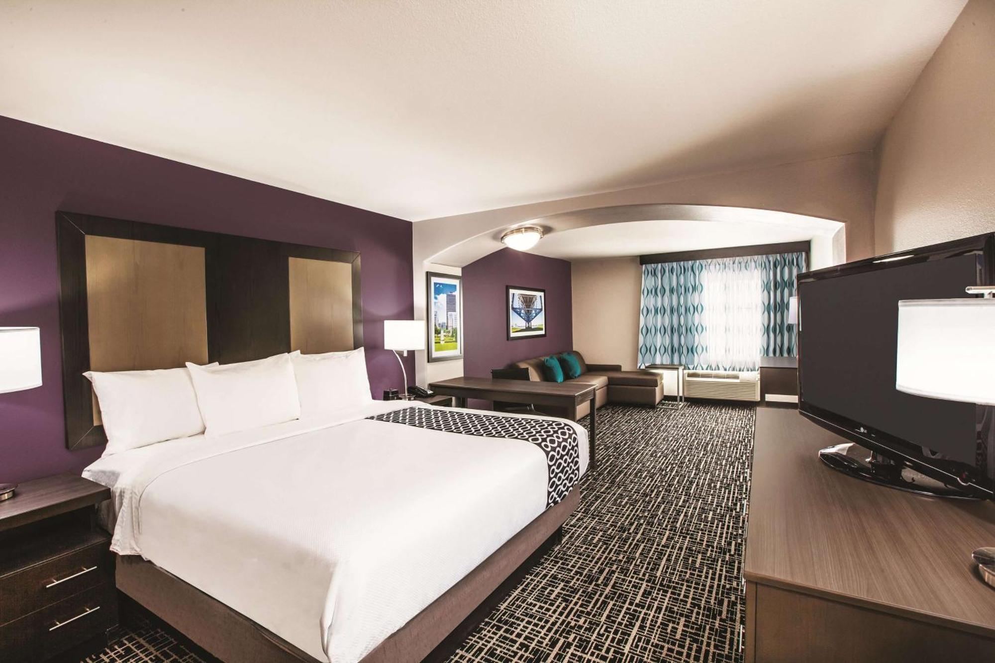 Executive King Room Sofa Bed,1285029397:JPEG