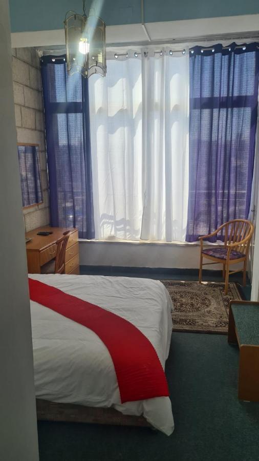 Small Double Room,1296807811:JPEG