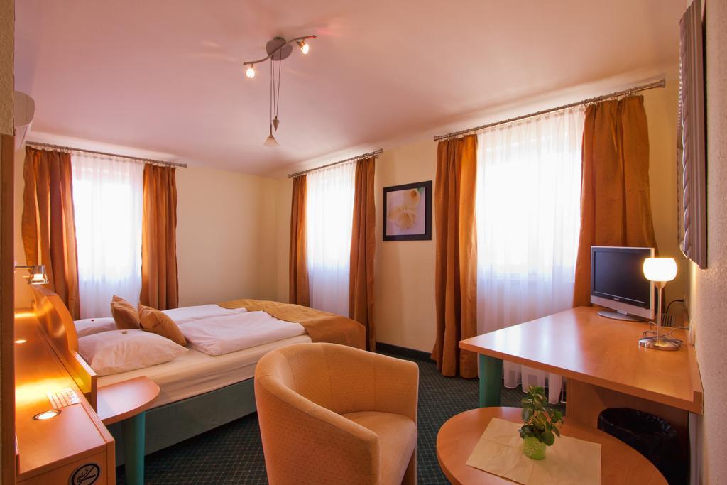 Double or Twin Room,413000667:JPEG