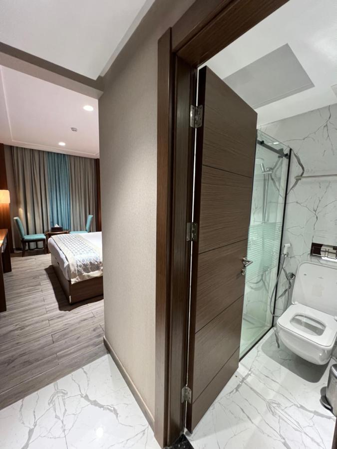 Two Connecting Rooms (6 Adults)