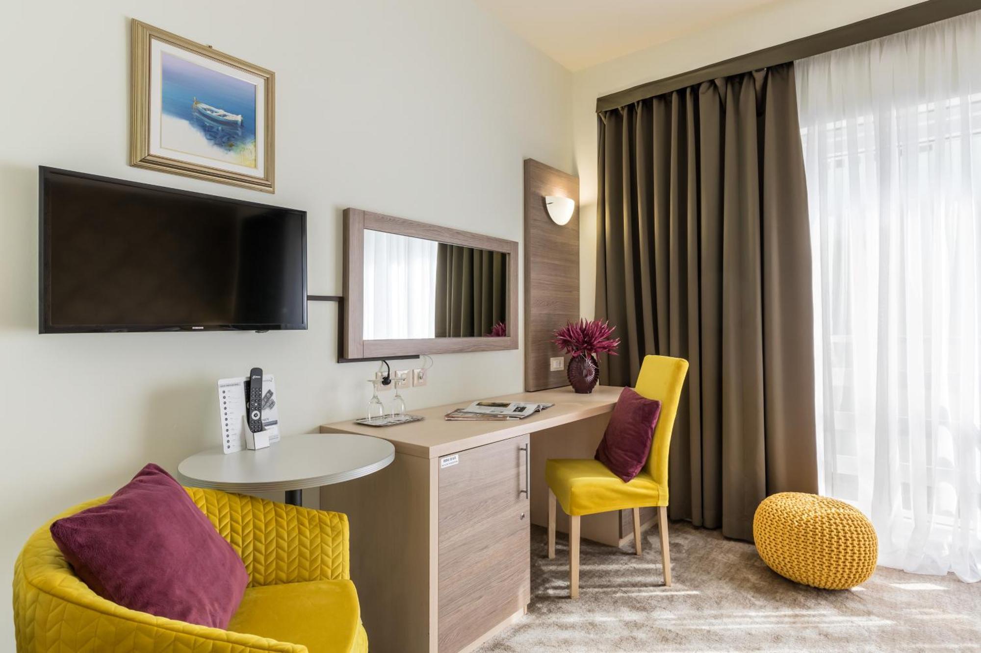 Double Room,1435682818:JPEG