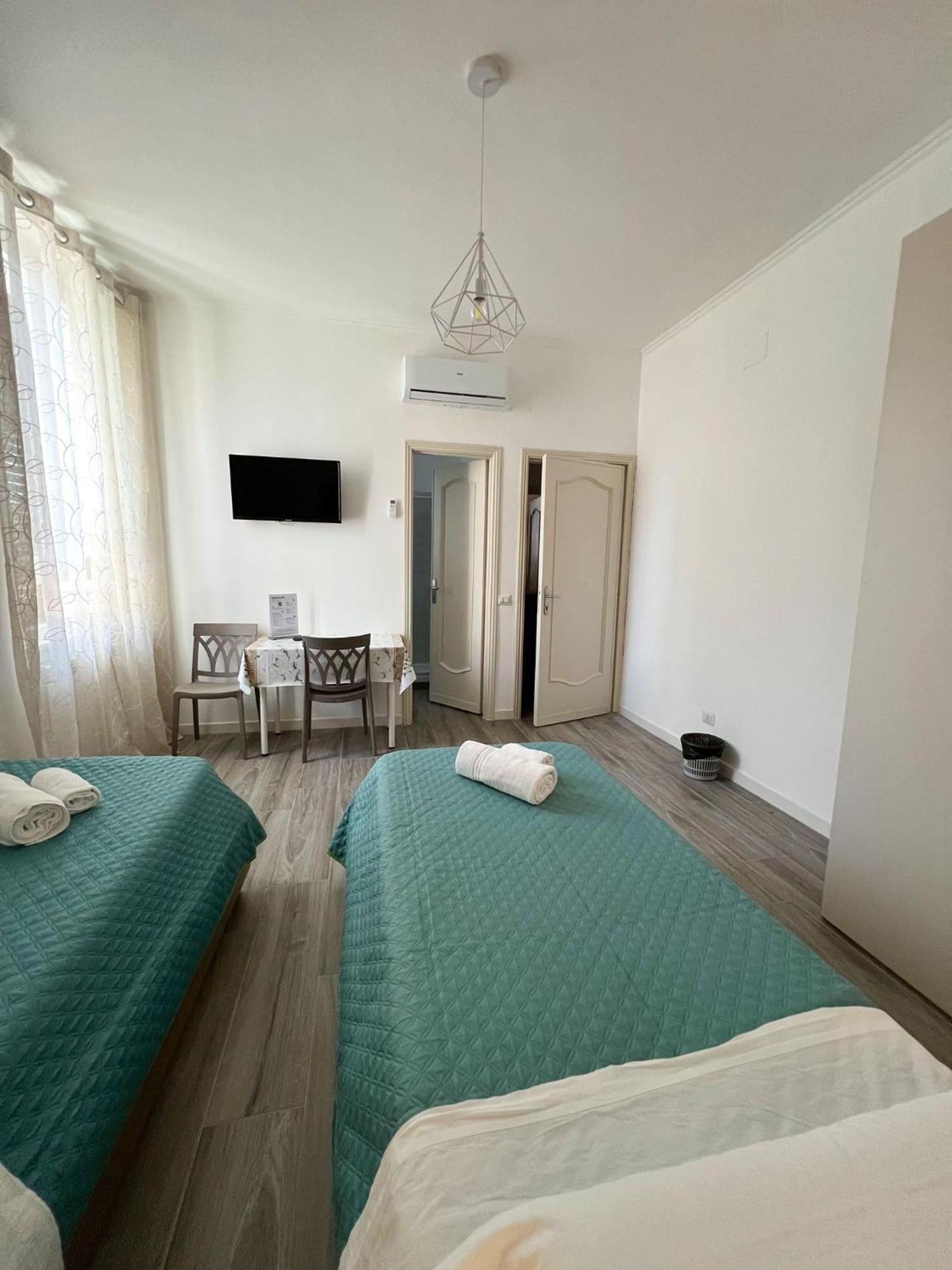 Camera Doppia con Letti Singoli con Bagno Privato
