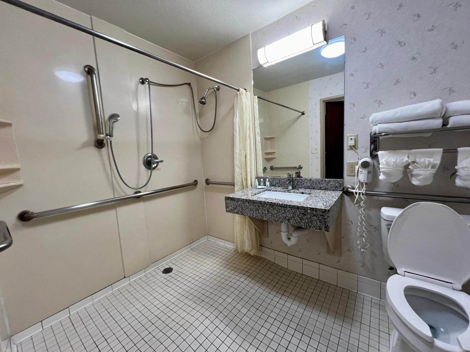 Double Suite Two Double Beds Accessible or Non-Smoking,1523878195:JPEG