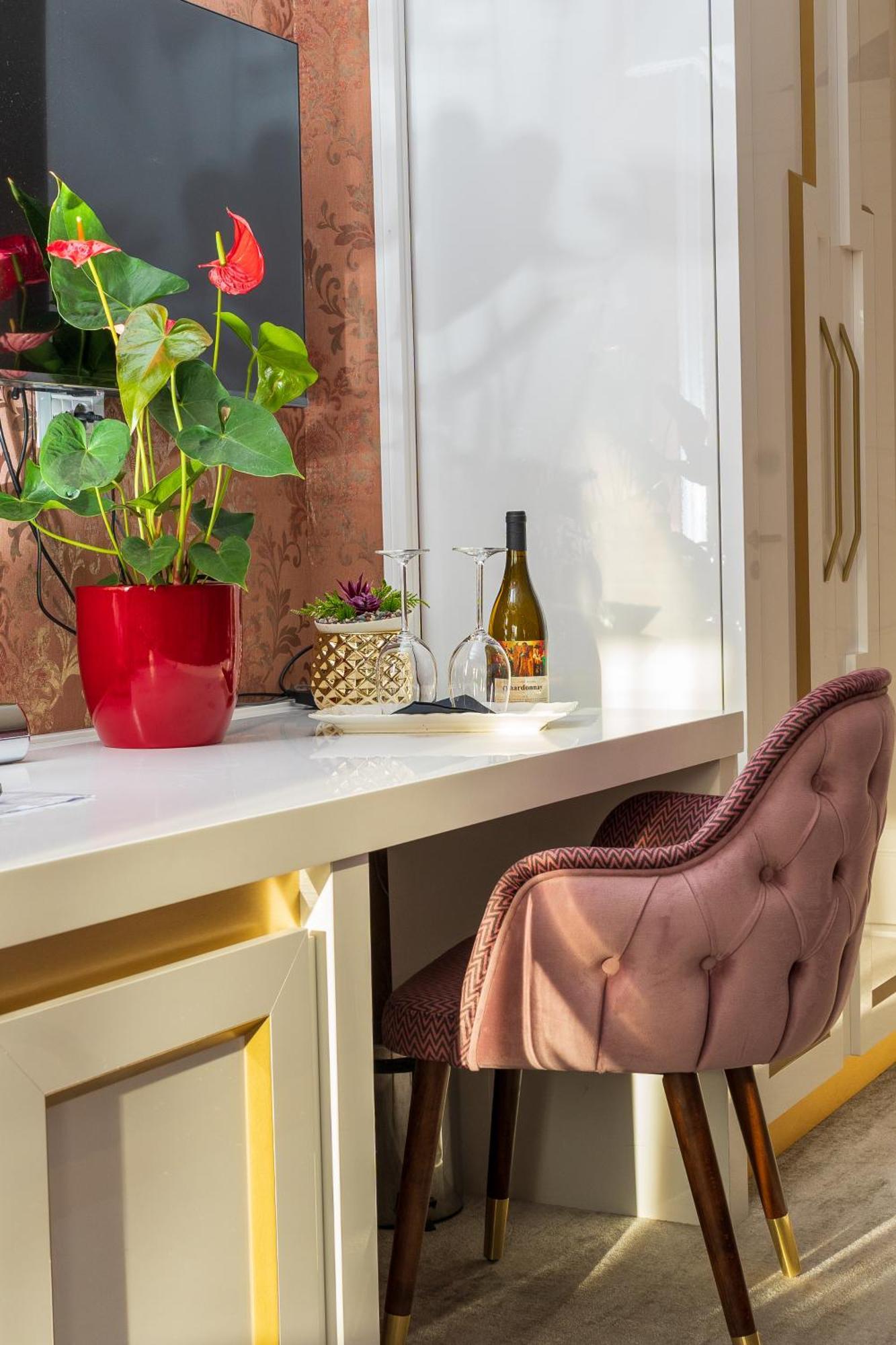 Habitación con cama grande
