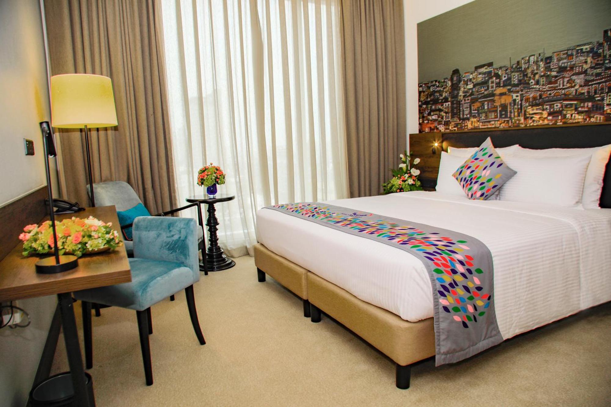Deluxe King Room City View 