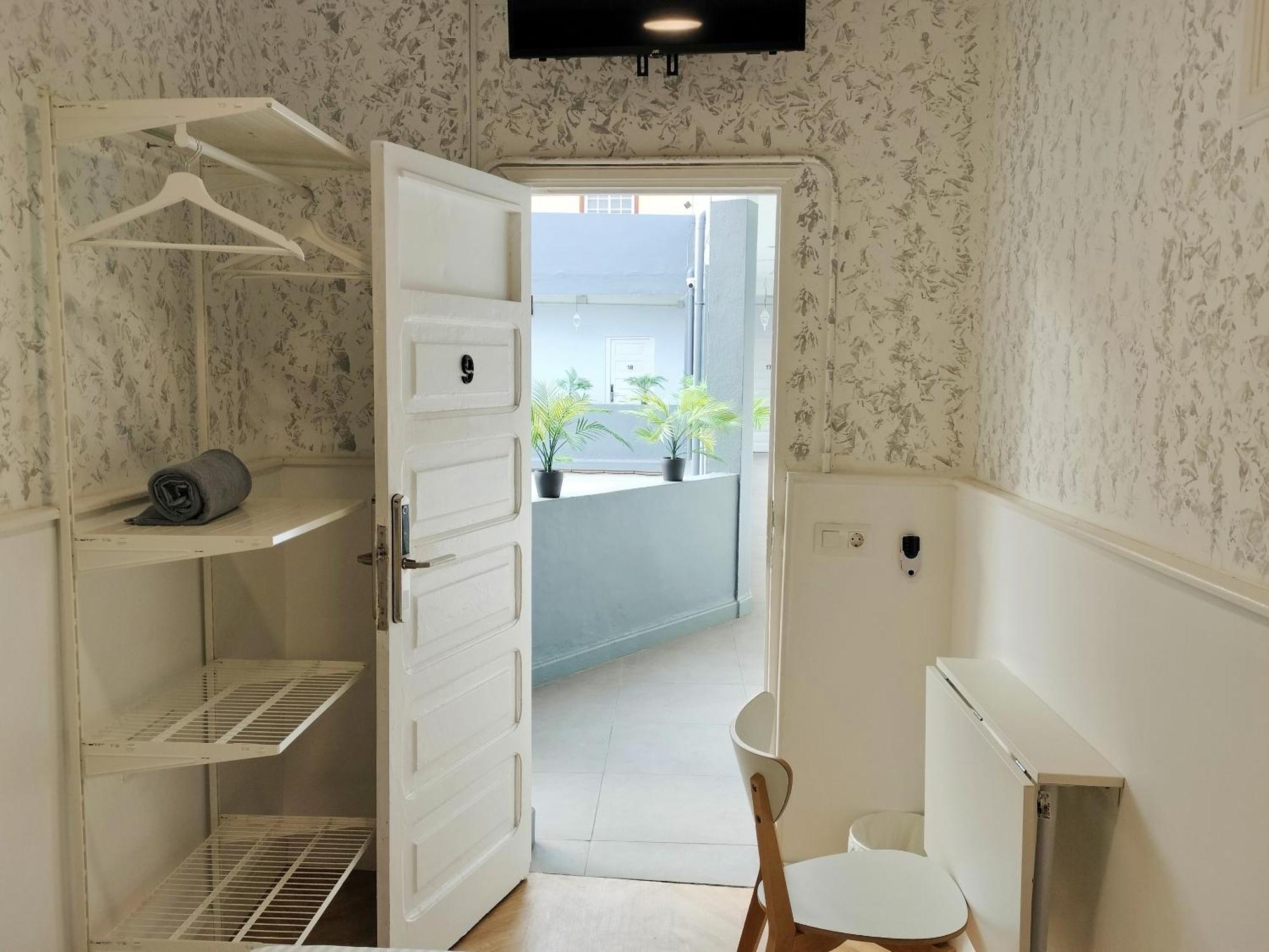 Single Room with Shared Bathroom,1529975944:JPEG