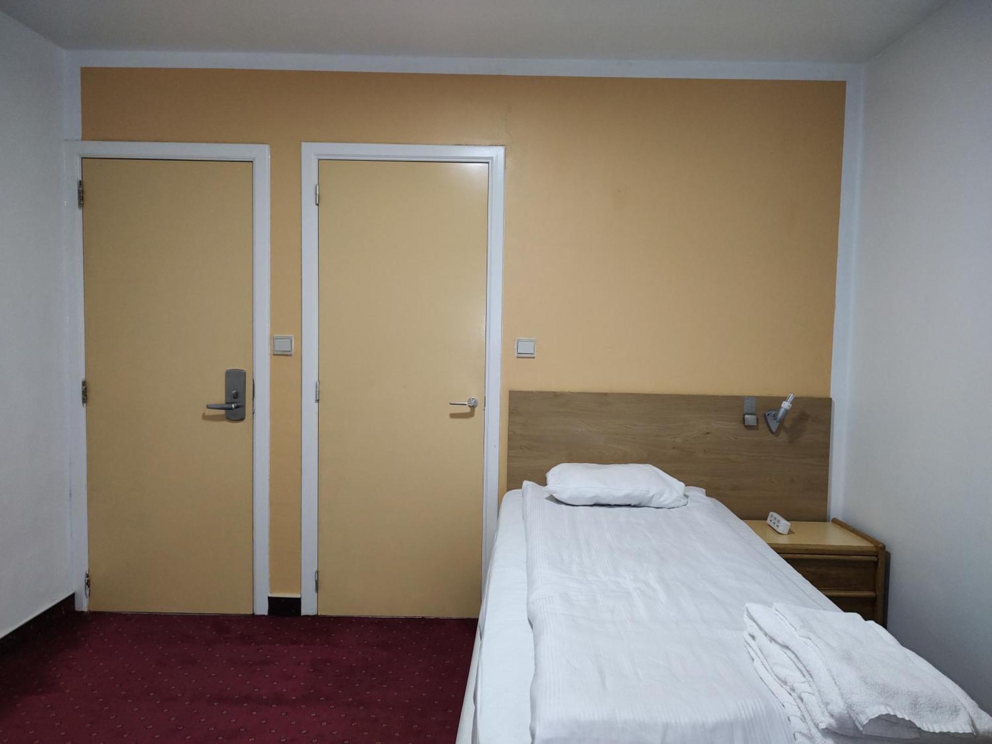 Single Room,1538806228:JPEG