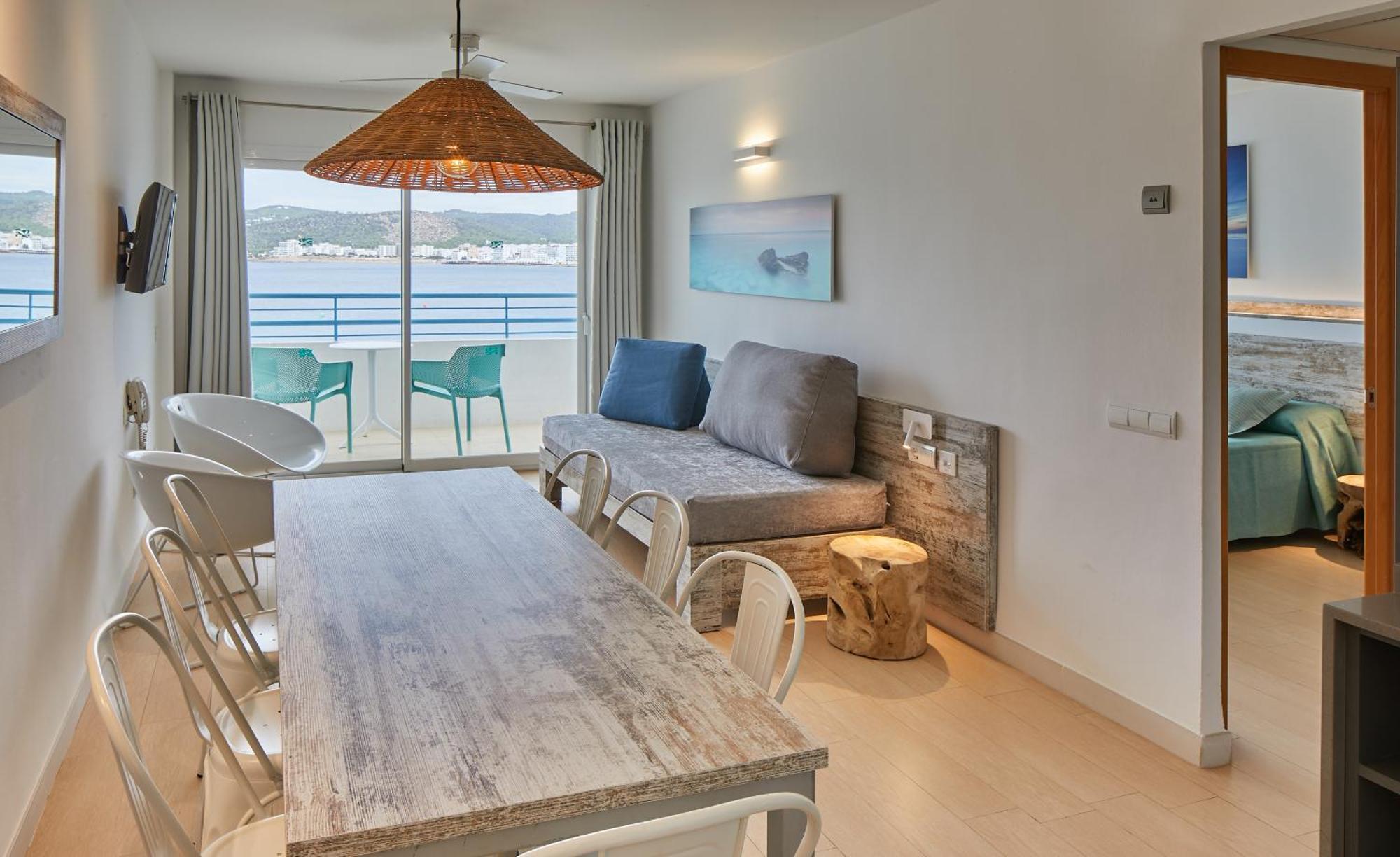 Three-Bedroom Apartment Balcony,1538827828:JPEG