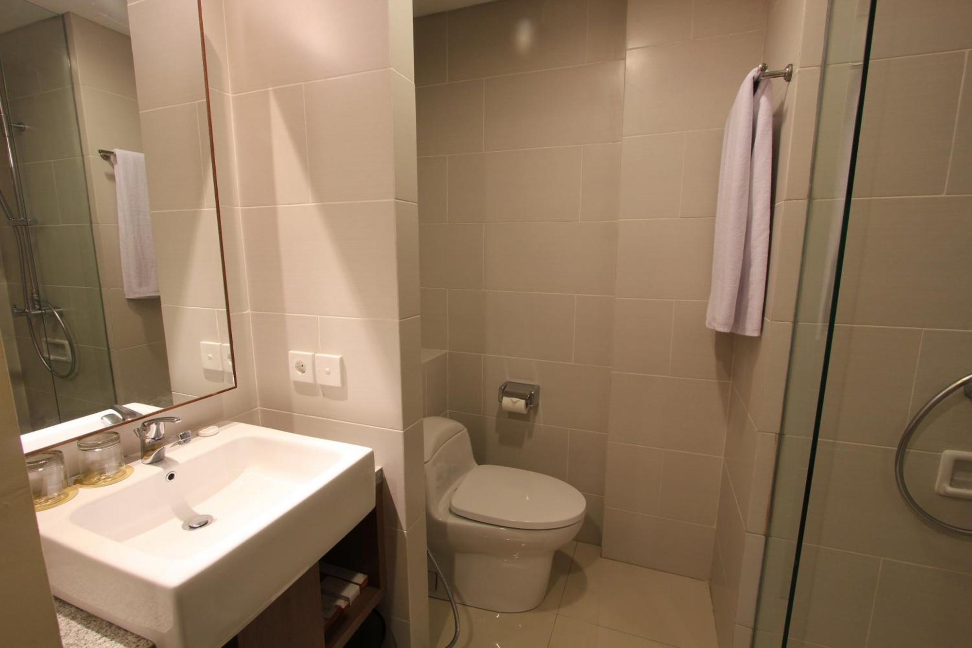 Deluxe Upper Floor Room, Twin Bed with City View