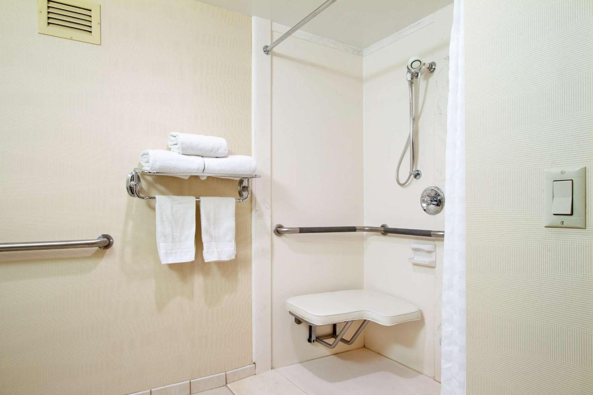One-Bedroom King Suite Roll Shower Mobility Access or Non-Smoking,1548855223:JPEG