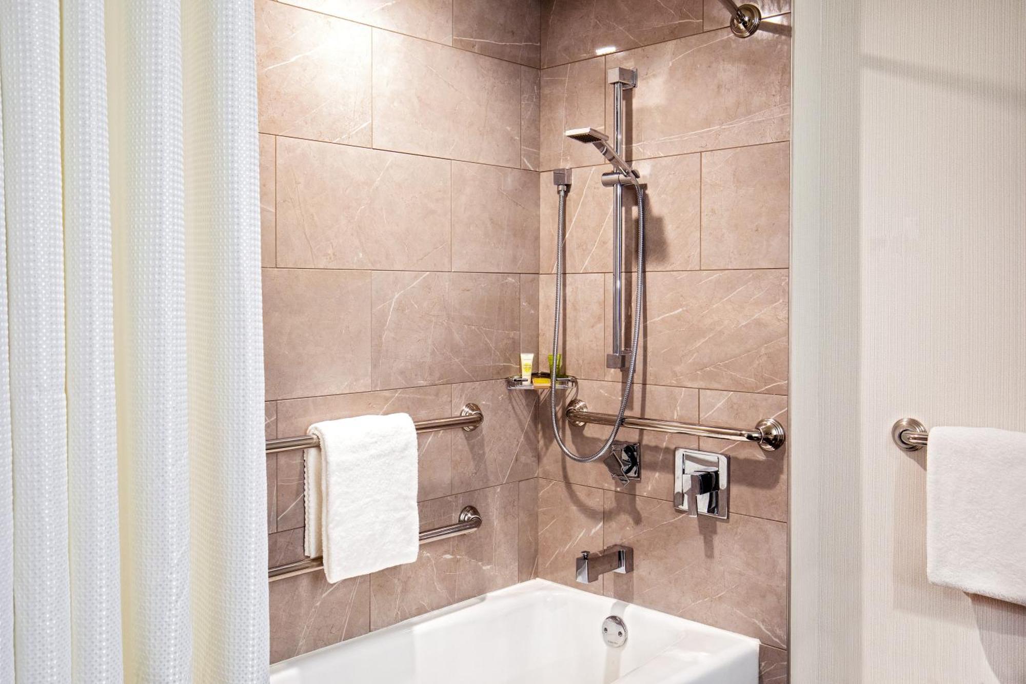 Quarto Queen com 2 Camas Queen-size e Banheira - Acessível a Pessoas com Mobilidade/Audição Condicionada
