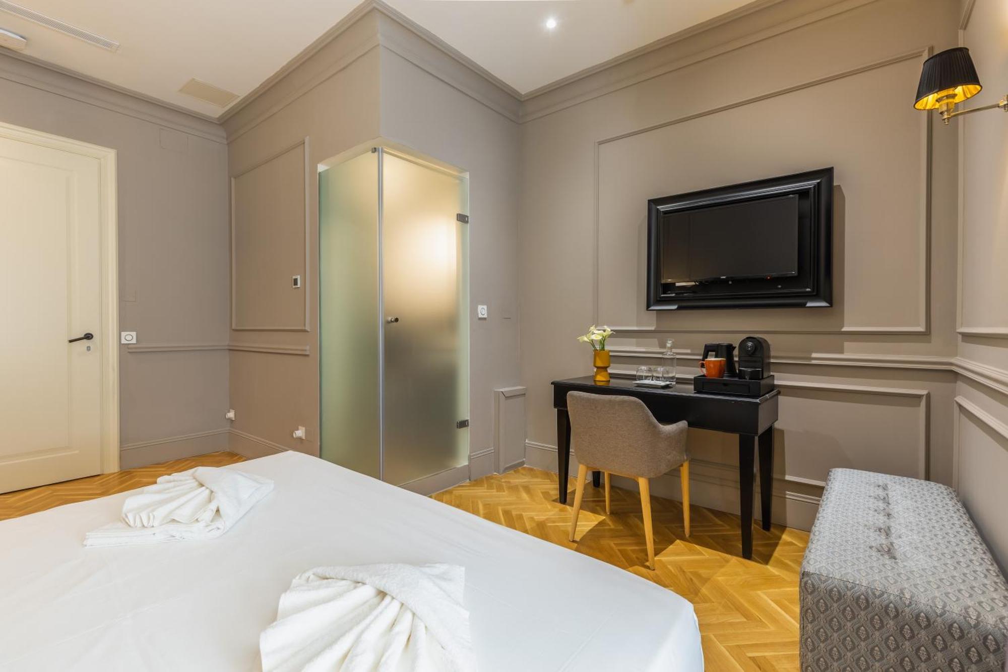 Deluxe Double Room Balcony,1559018950:JPEG