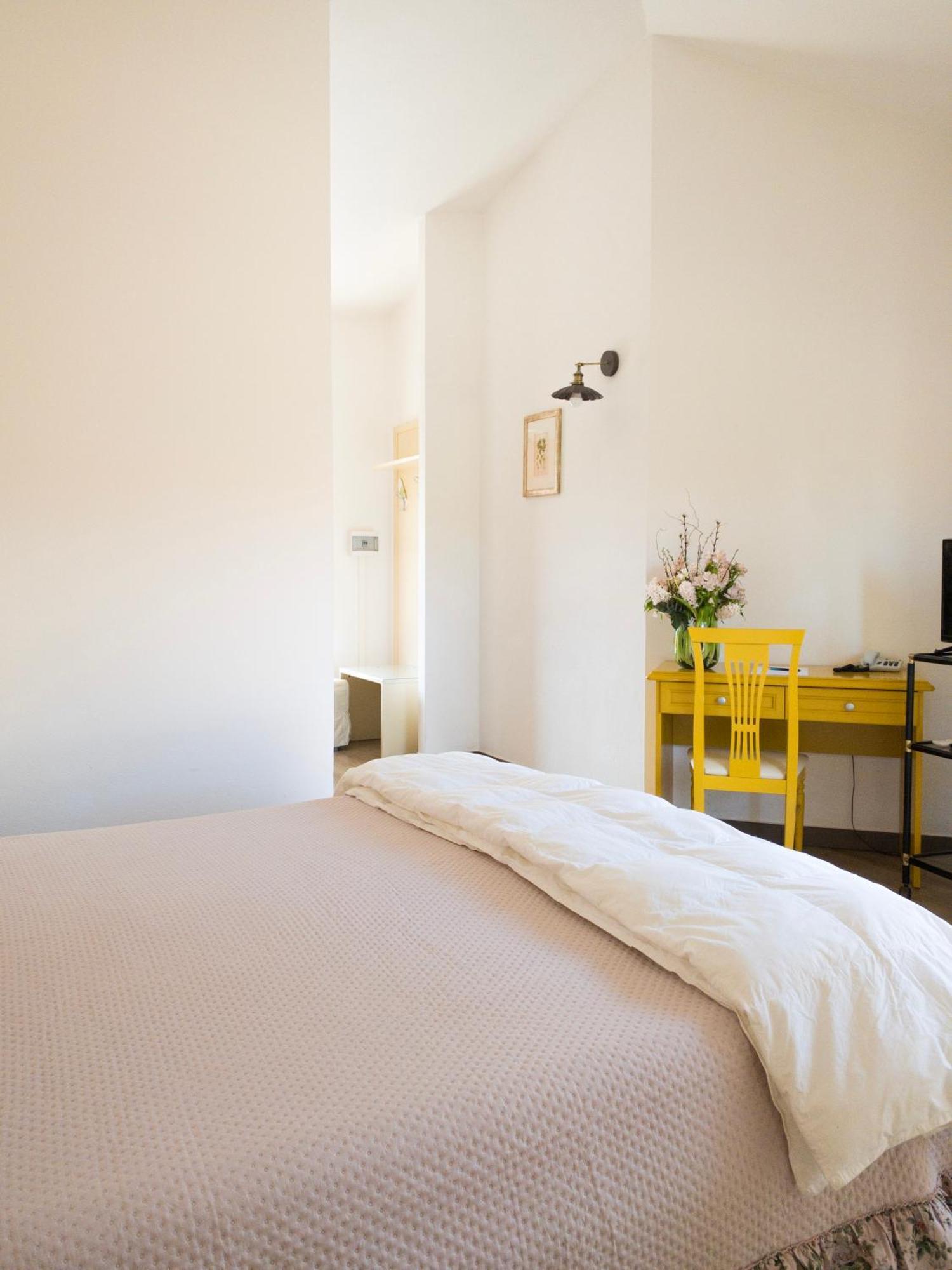 Doppel-/Zweibettzimmer mit Balkon