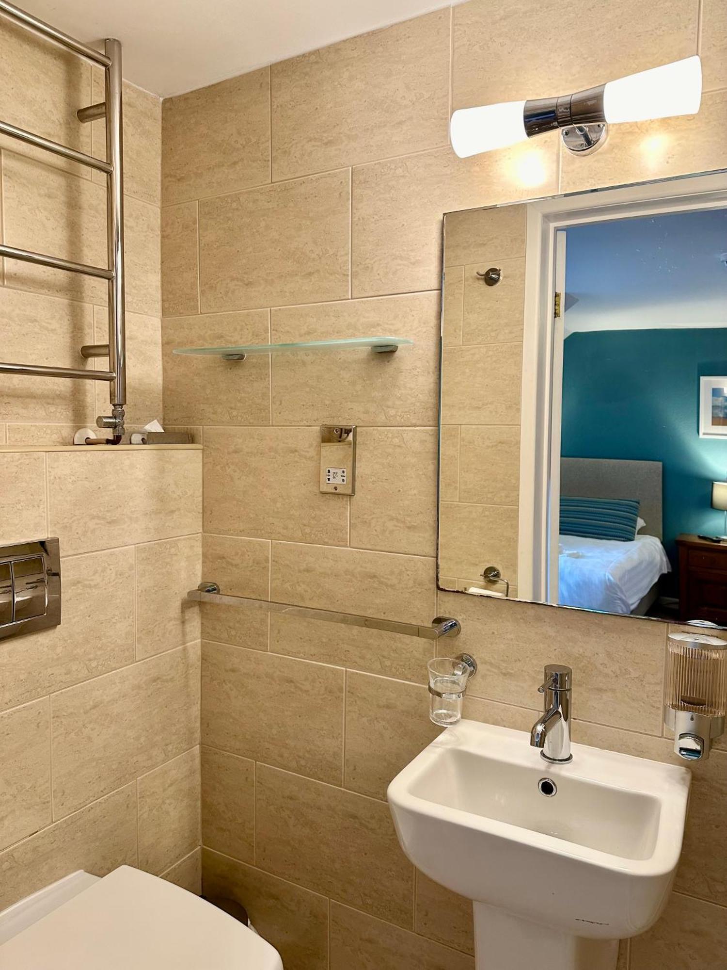Twin Room,1679737561:JPEG
