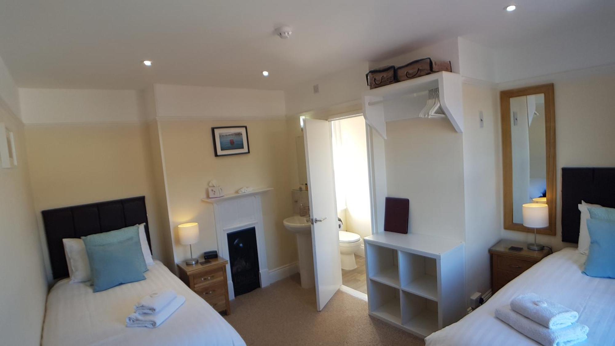 Twin Room,1585485857:JPEG