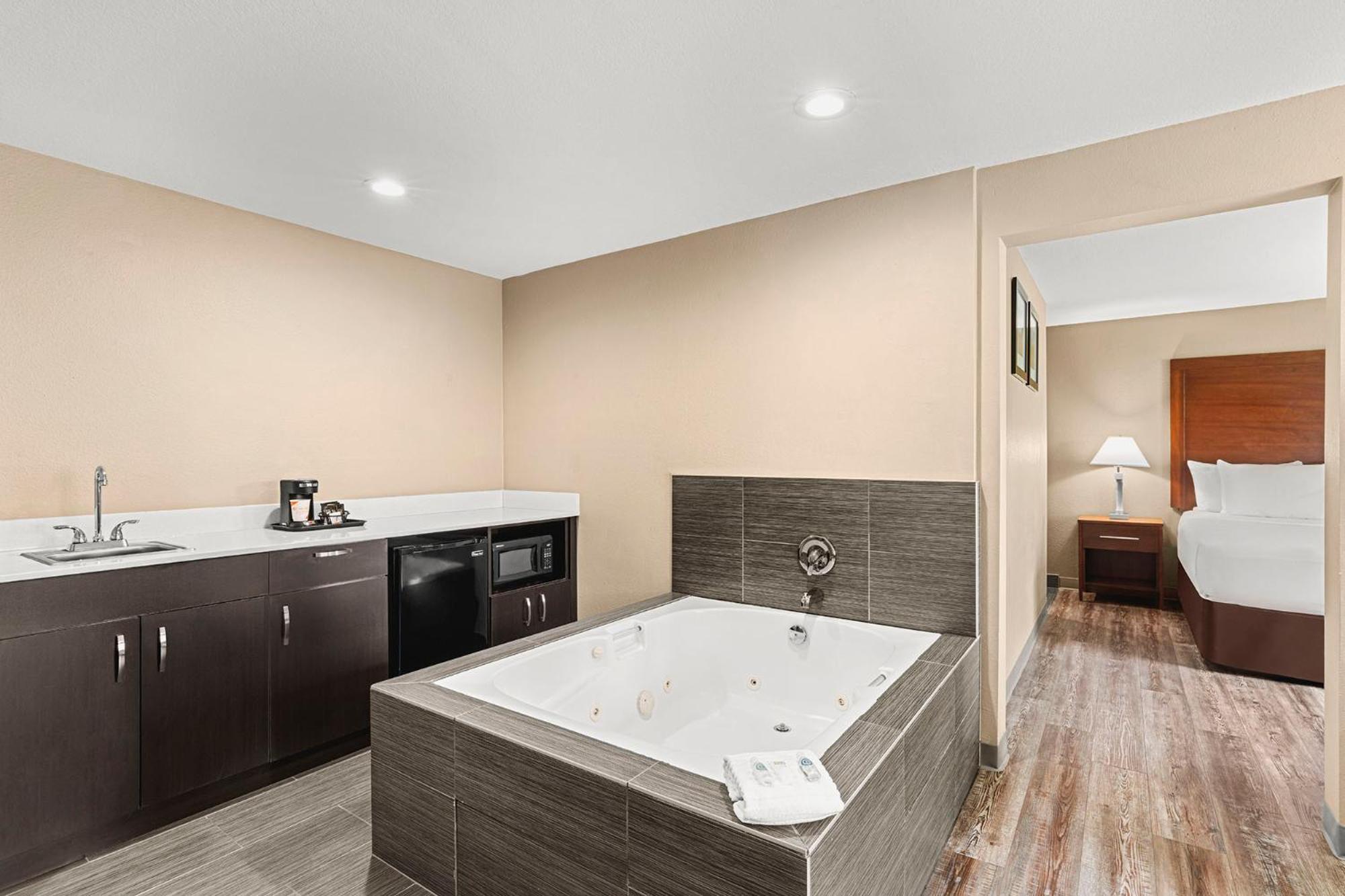 Superior King Suite Jacuzzi Non-Smoking,1584430469:JPEG