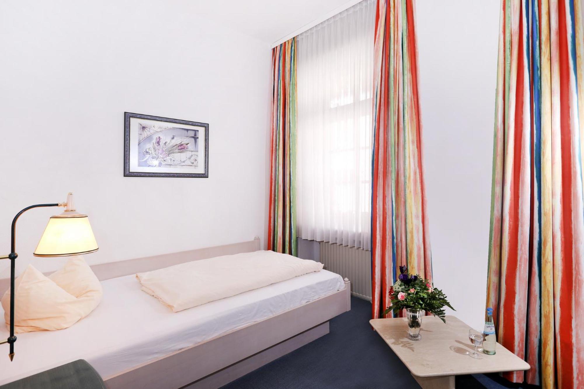 Single Room,1592054939:JPEG