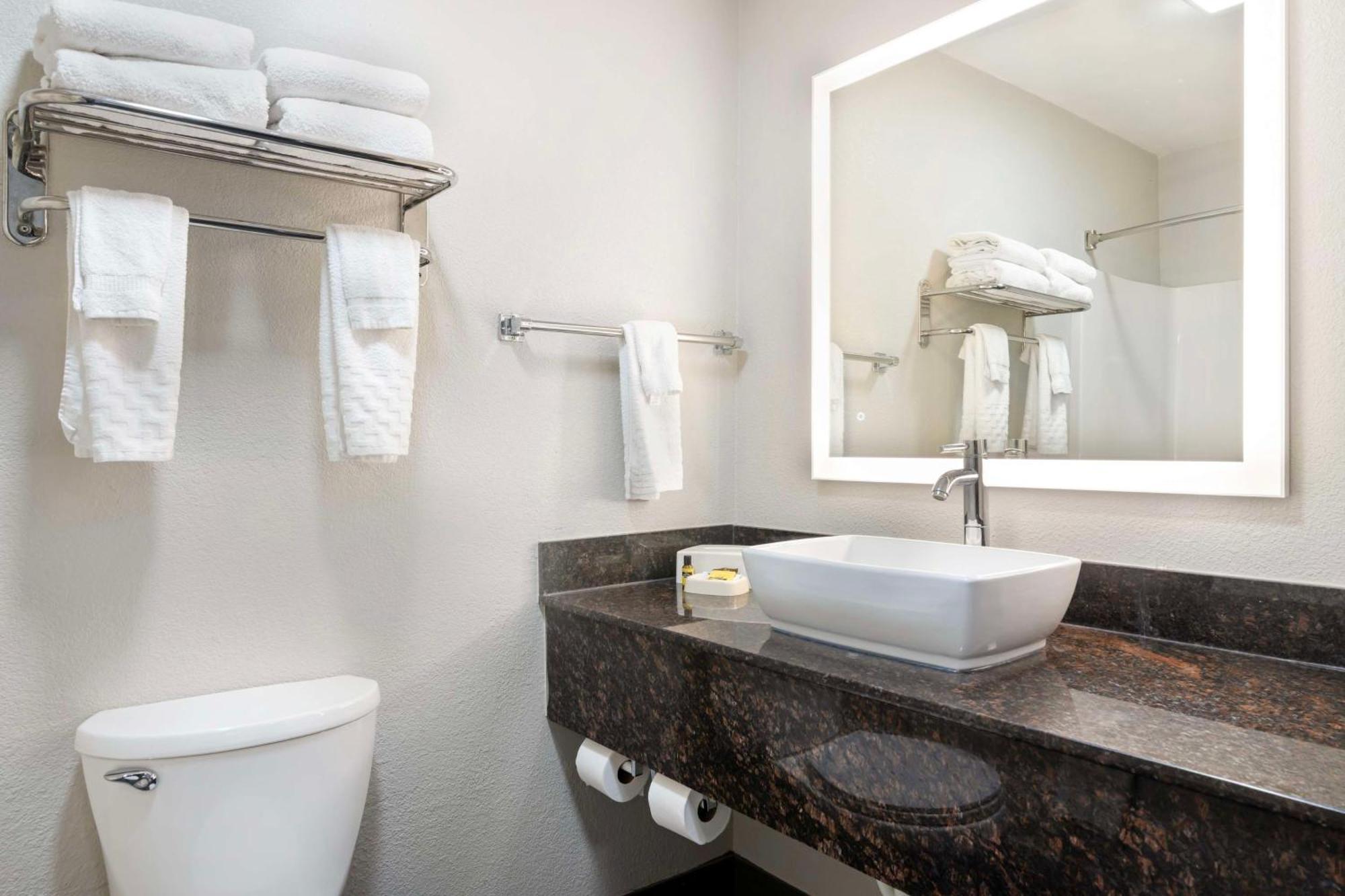 Business Queen Suite with Two Queen Beds - Non-Smoking,1596878323:JPEG