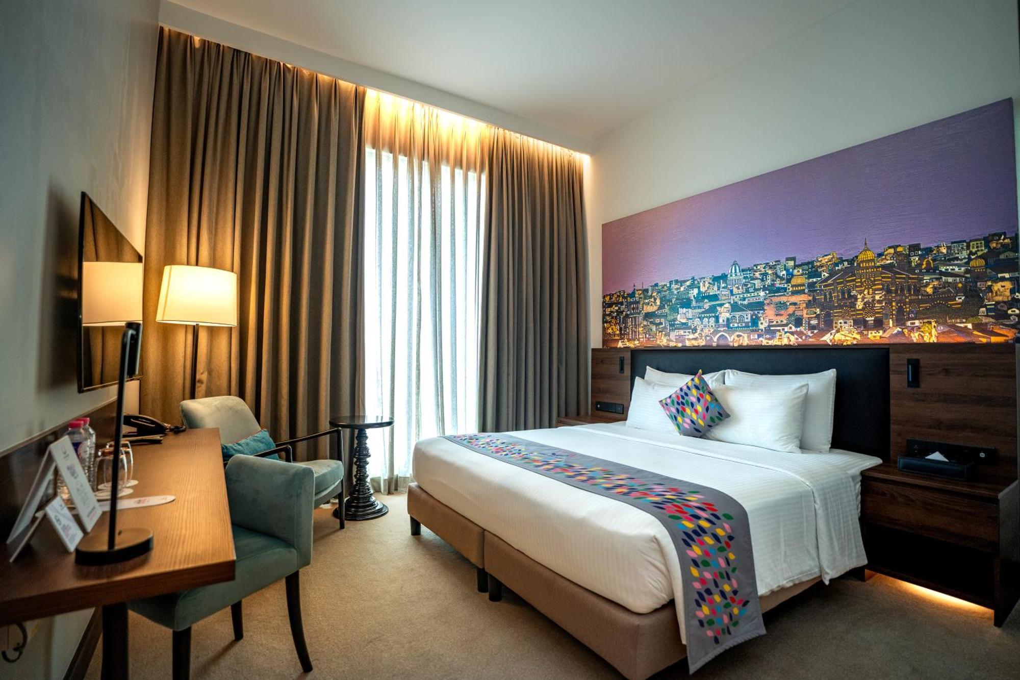 Deluxe King Room City View