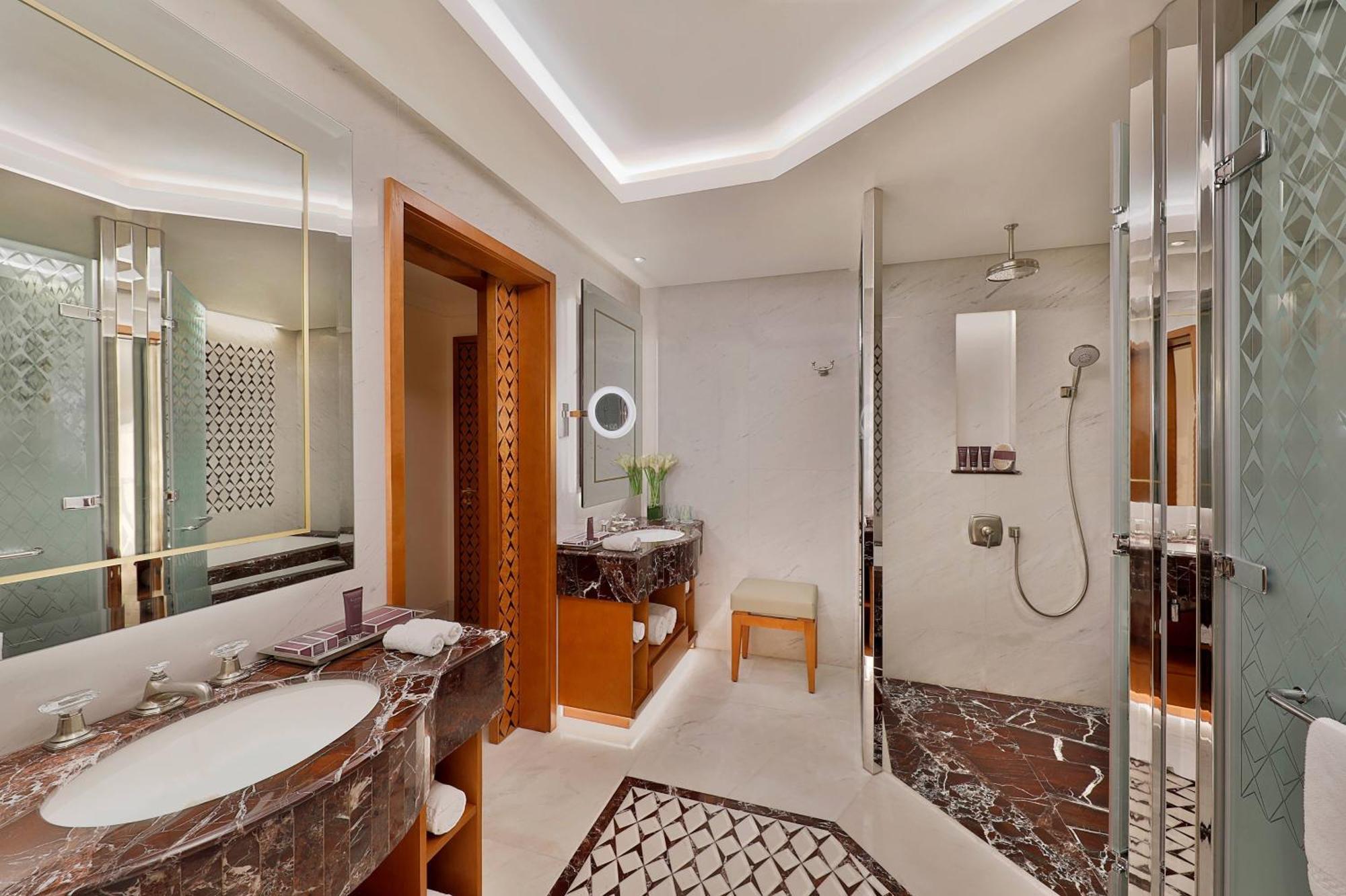 Executive Suite Mountain 1 Bedroom Suite 1 King Balcony,1622873236:JPEG