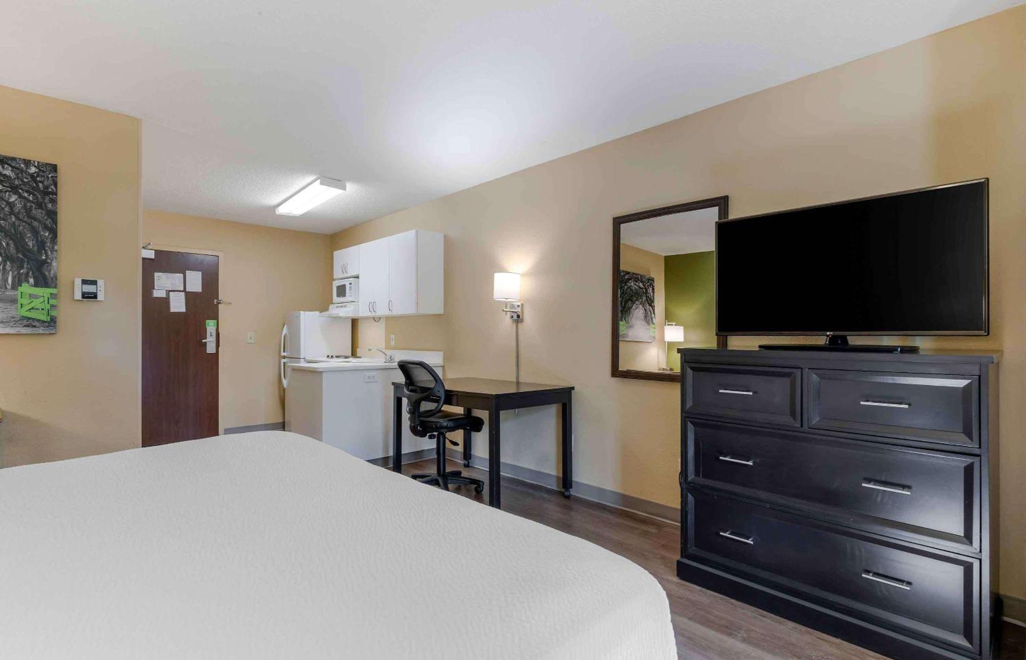 King Room with Roll-In Shower - Disability Access,1622879135:JPEG