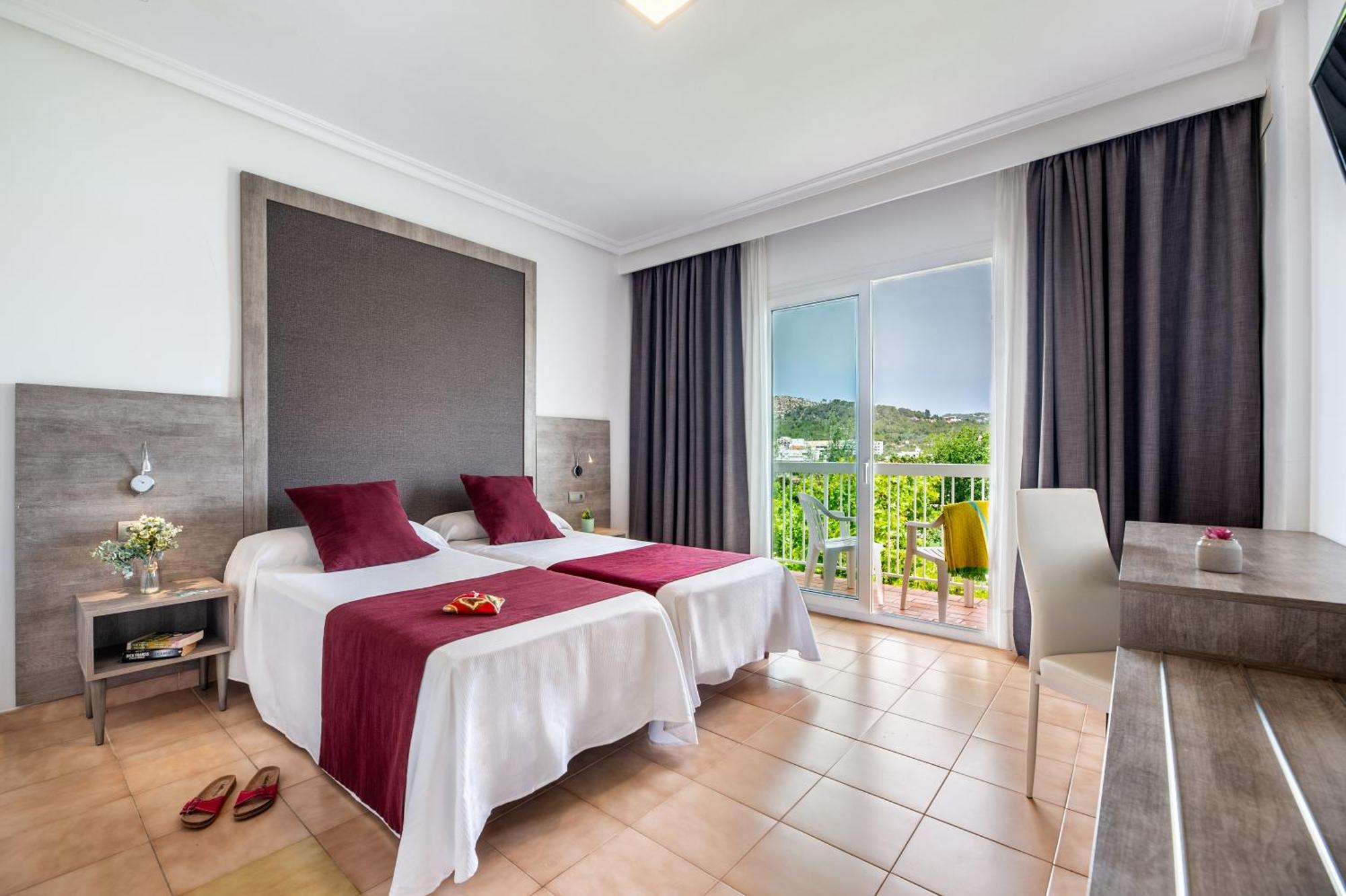 Twin Room,1624313740:JPEG