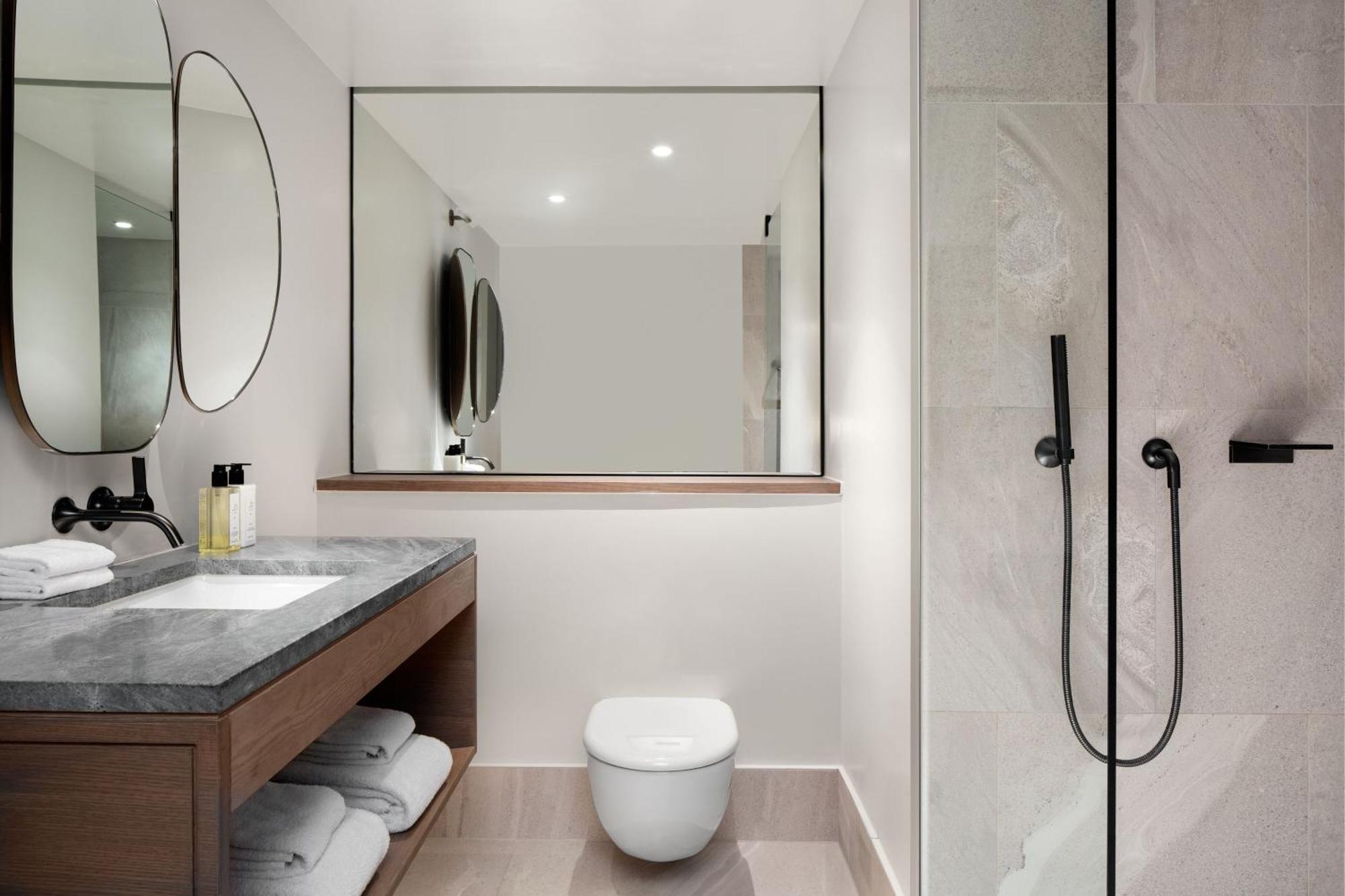 Standard Room with Queen Bed and City View,1629458259:JPEG